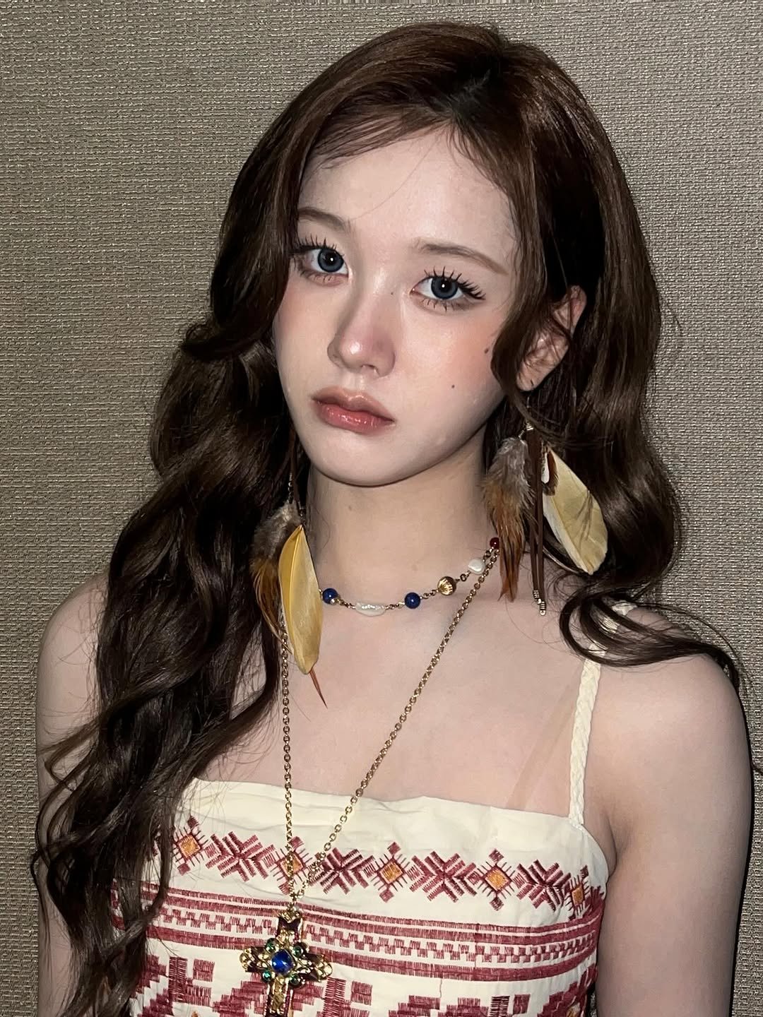 Photo by 재이 on July 29, 2025. May be an image of 1 person, braids, top, bolo tie and text.