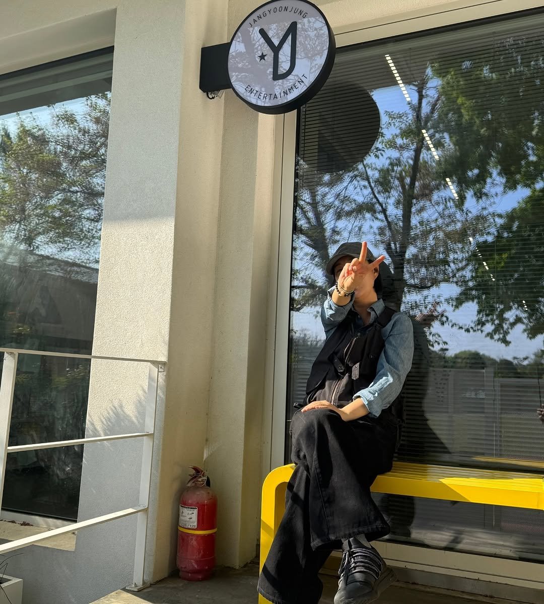 Photo by 장윤정 on April 17, 2026. May be an image of grandfather clock, overcoat, timer, beret and text.