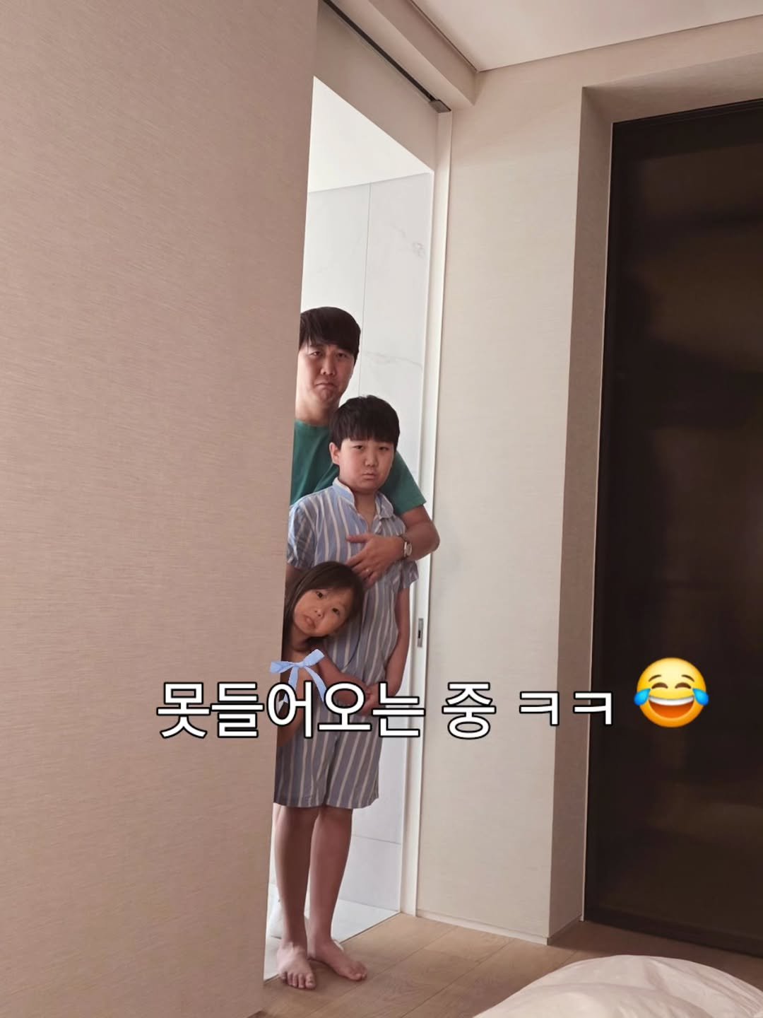 Photo by 장윤정 on January 23, 2026. May be an image of one or more people and text that says '못들어오는중ㅋㅋ 못들 못들어오는 중 중ㅋㅋ ㅋㅋ'.