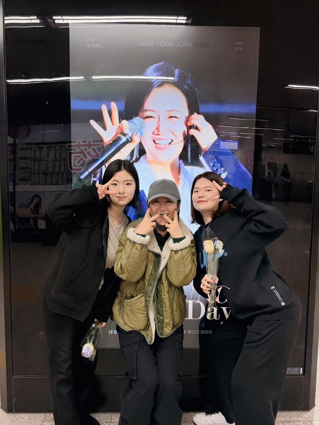 jangmasteryj 게시물 이미지: 생일 축하 광고 보러 갔다가 실제 팬들 만나기 ㅋㅋ검정 손톱이 윗니 위치여서...