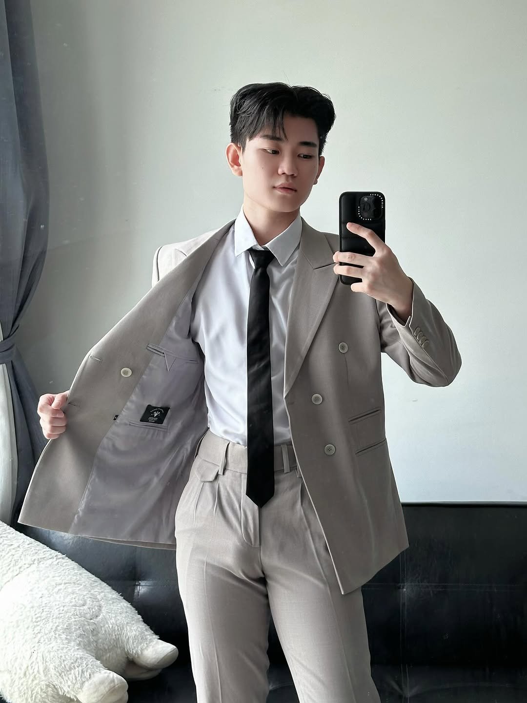 Photo by Trần Võ Nhật Kiên on September 12, 2025. May be an image of overcoat, wingtip shoes, suit, blazer, dinner jacket and text.