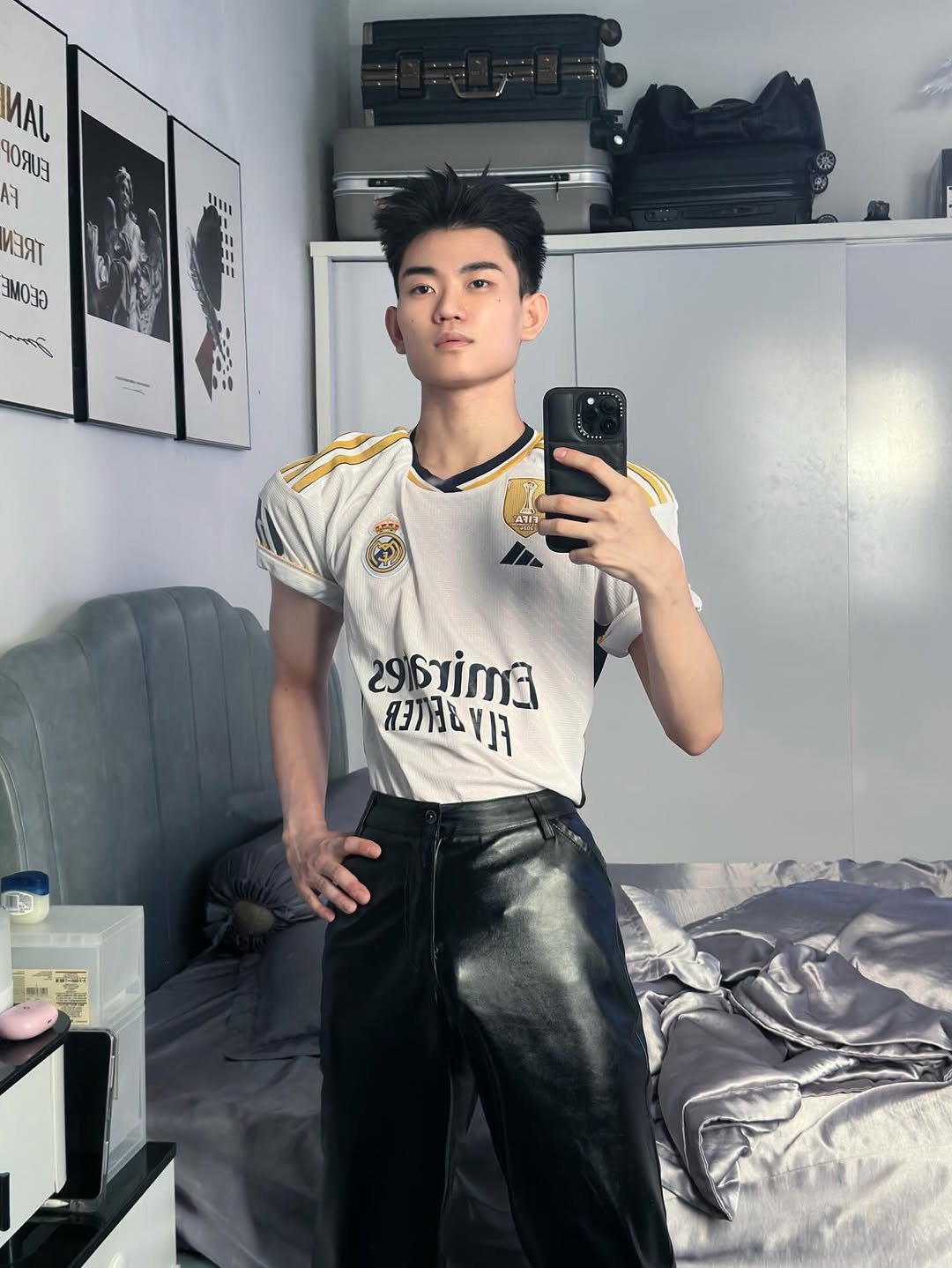 Photo by Trần Võ Nhật Kiên on April 16, 2026. May be a selfie of one or more people, hair, sweatpants, mirror and text.