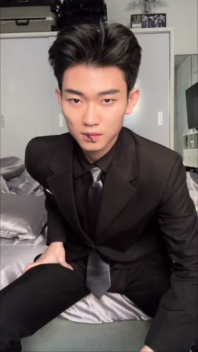 jangtee_nae 게시물 이미지: Trời nóng mà cứ thích mặc vest ￼v đó haha