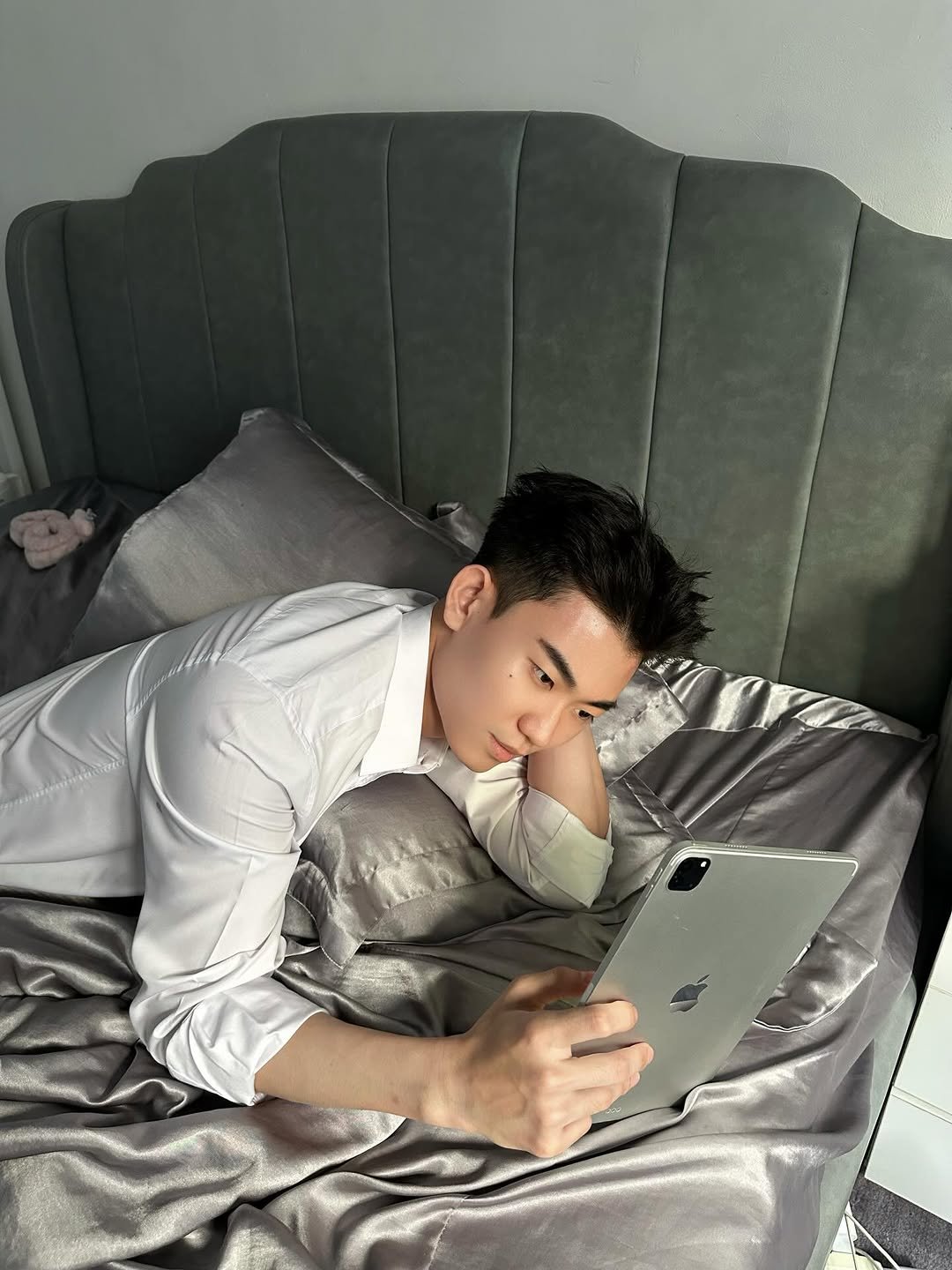 Photo by Trần Võ Nhật Kiên on April 18, 2026. May be an image of studying, phone, bed, tablet, mattress, bedroom and text.