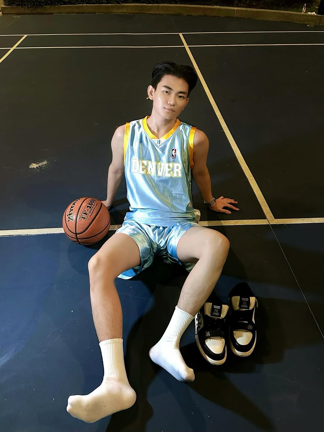 Photo by Trần Võ Nhật Kiên on September 21, 2025. May be an image of basketball, basketball jersey, sportswear, backboard, ball, sports equipment, basketball court and text that says '4 DENVER DEN Y'.