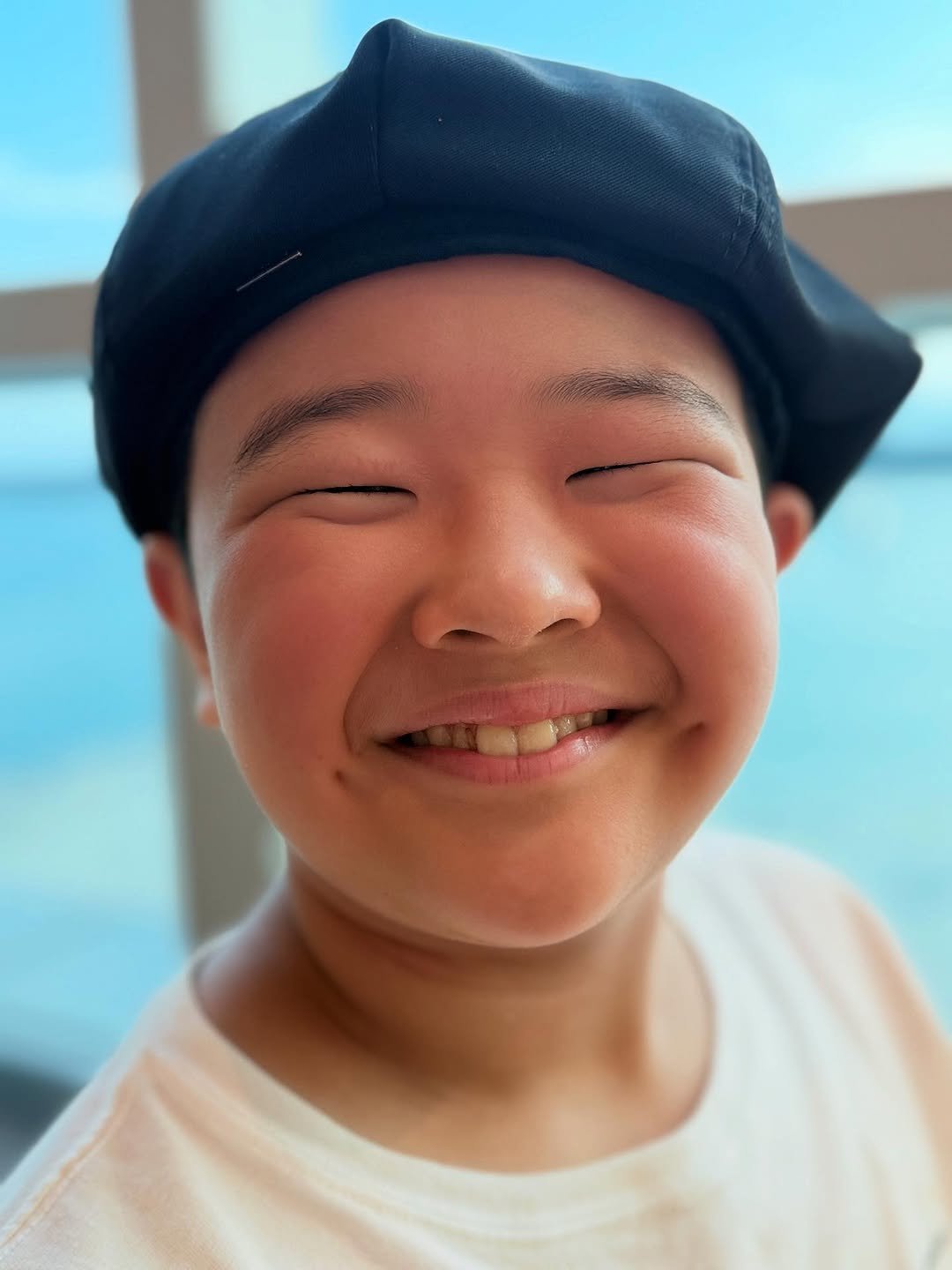 Photo by 방송인 장영란❤️💕 on August 01, 2025. May be a closeup of 1 person, child, smiling, hat, beret and text.