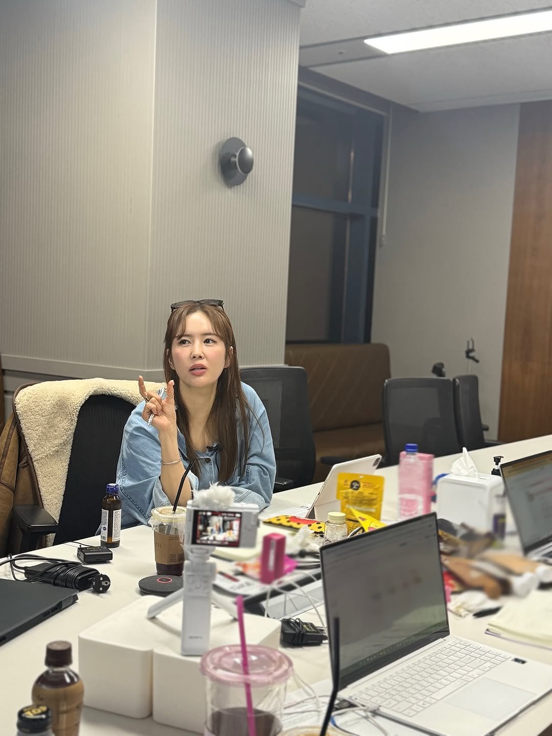 Photo by 방송인 유튜버 사업가💖장영란입니다. on February 09, 2026. May be an image of one or more people, people studying, desk, newsroom, office and text that says 'O'.