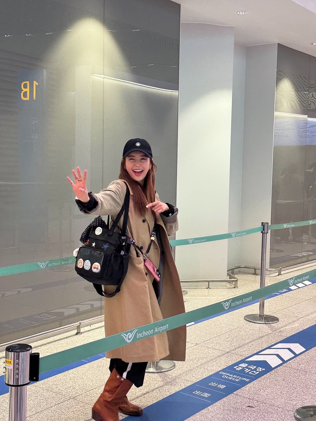 Photo by 방송인 유튜버 사업가💖장영란입니다. on April 19, 2026. May be an image of standing, duffle coat, overcoat, parka, cornflower, terminal and text.