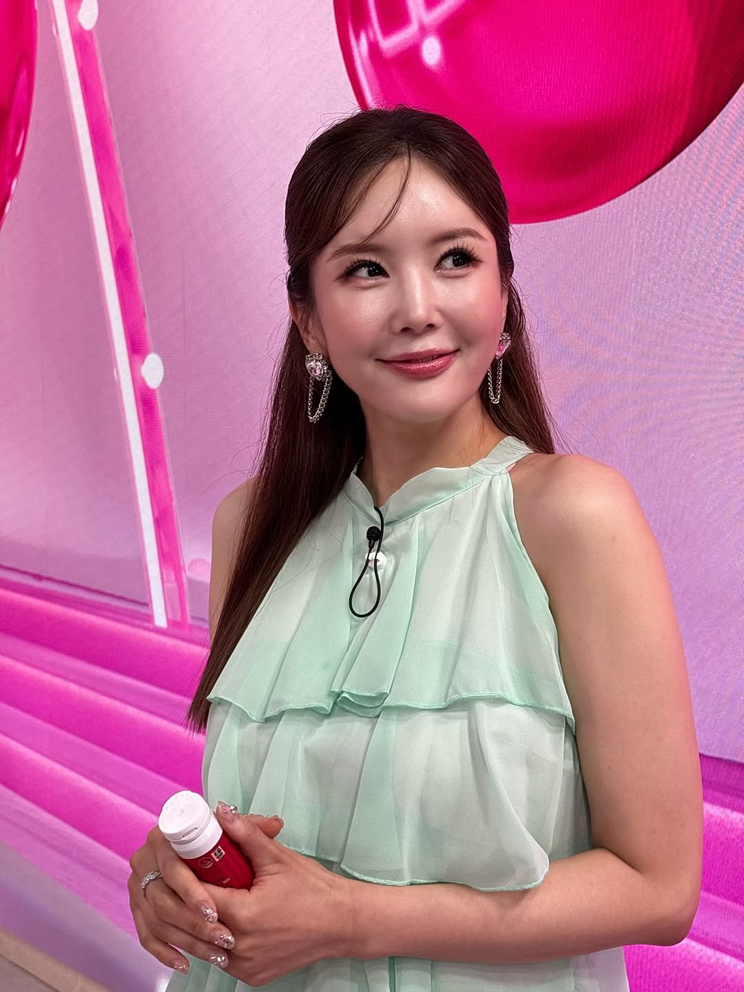 jangyoungran0919 게시물 이미지: 영란아 너 진짜 용됐다😅🤣

진짜 😅참 많이😂이뻐졌다😅🤣🤣

갑자기 뜨는...