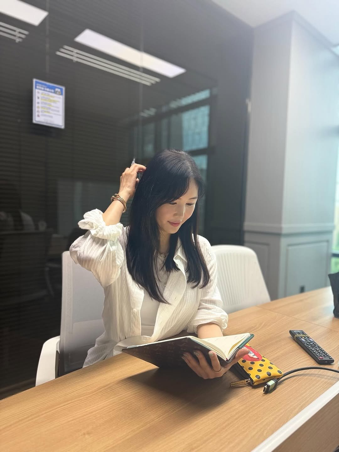 Photo by 방송인 장영란❤️💕 on August 08, 2025. May be an image of 1 person, studying, phone, suit, blazer, bureau, desk, newsroom, office and text.