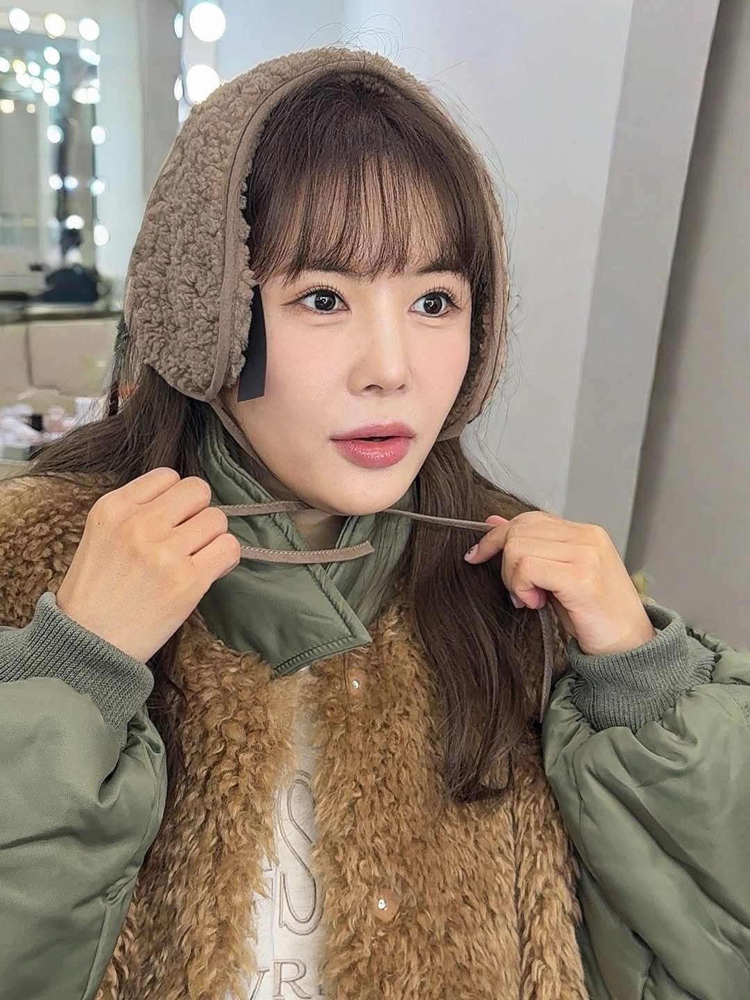 Photo by 방송인 유튜버 사업가💖장영란입니다. on December 17, 2025. May be an image of duffle coat, goosedown coat, sable coat, hat, jacket, turtleneck, parka and text.