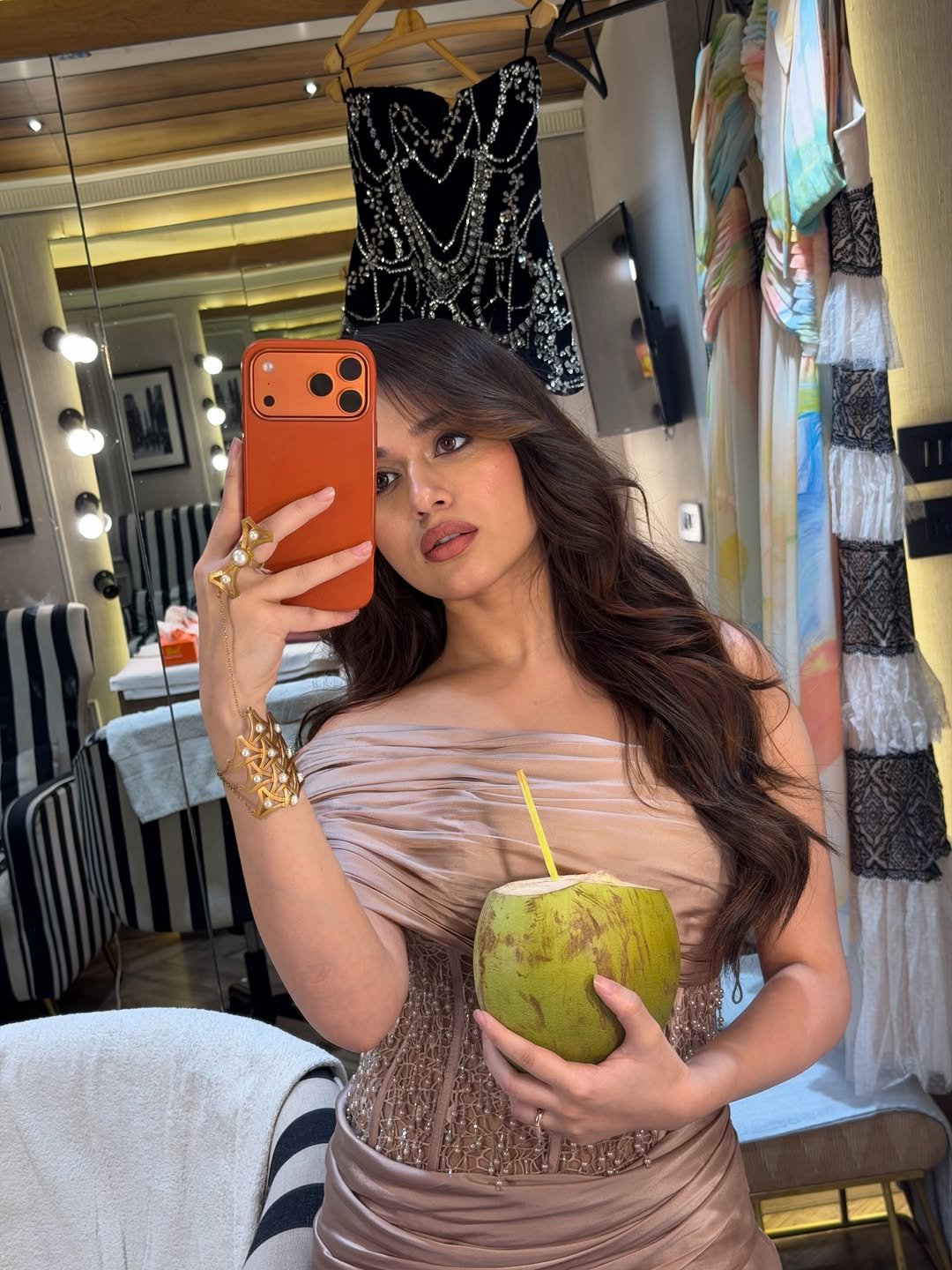 jannatzubair29 게시물 이미지: Hydrated enough to post a dump 🥥