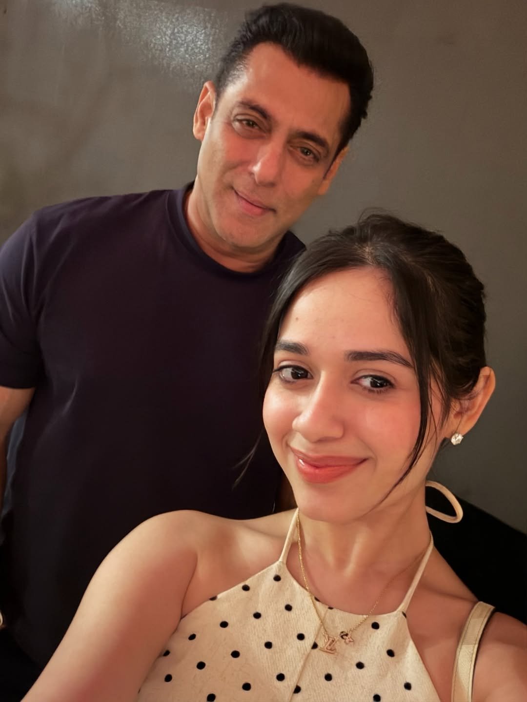 Photo by Jannat Zubair Rahmani on December 26, 2025. May be a selfie of one or more people, people smiling and text.