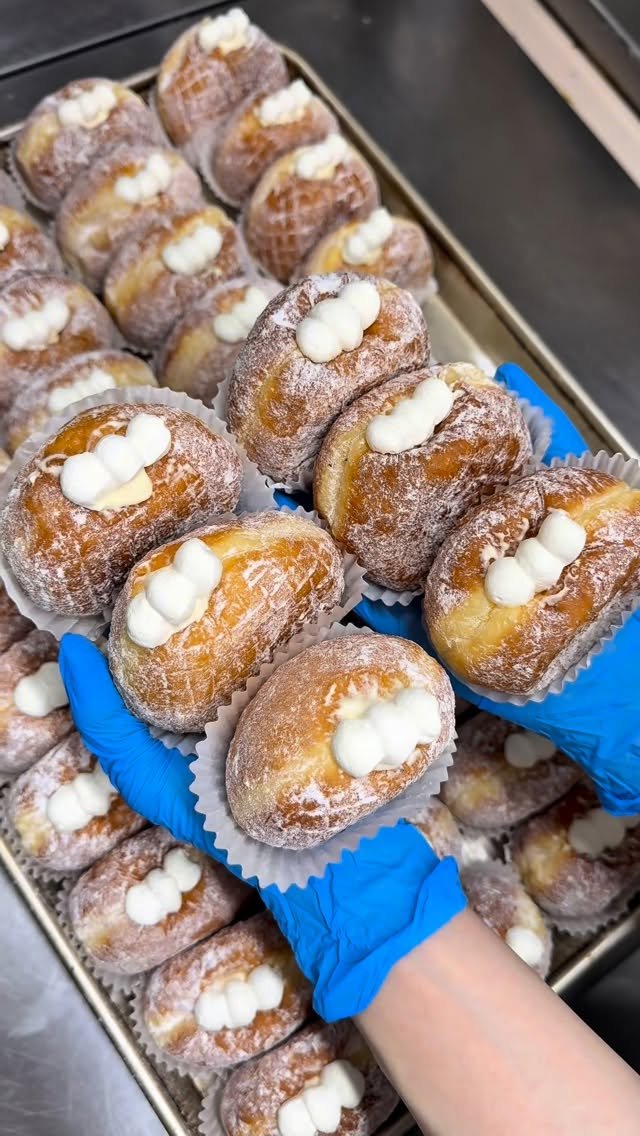 japanese.foods_ 게시물 이미지: 大阪で話題の生ドーナツ専門店。
ここはとにかく中のクリームが別格。

ふわもちの軽い生地の中に...