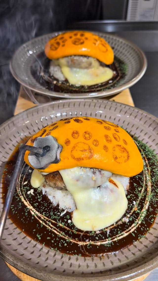 japanese.foods_ 게시물 이미지: 東京にあるふわとろオムライスが最高！

鉄板で焼き上げるハンバーグオムライスはふわとろで絶品で...