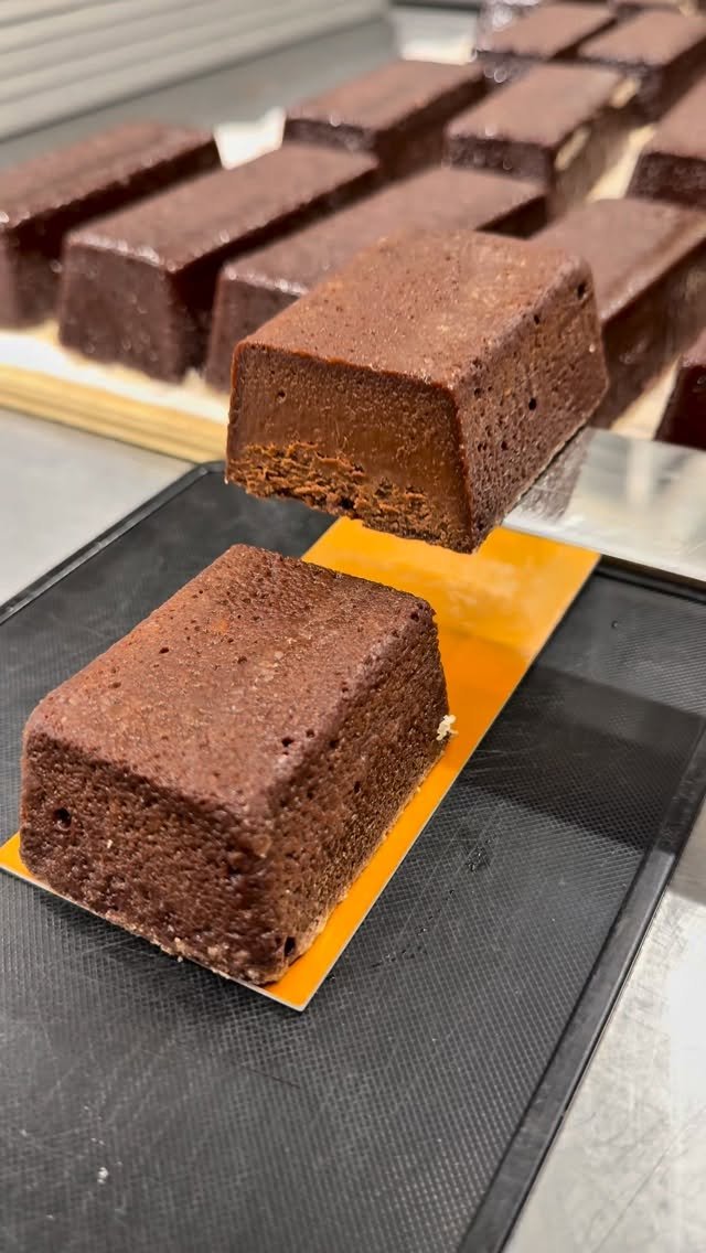 japanese.foods_ 게시물 이미지: 味にこだわり抜いたガトーショコラ！

自由が丘で行列ができるチョコレート専門店🍫

オーナーが...