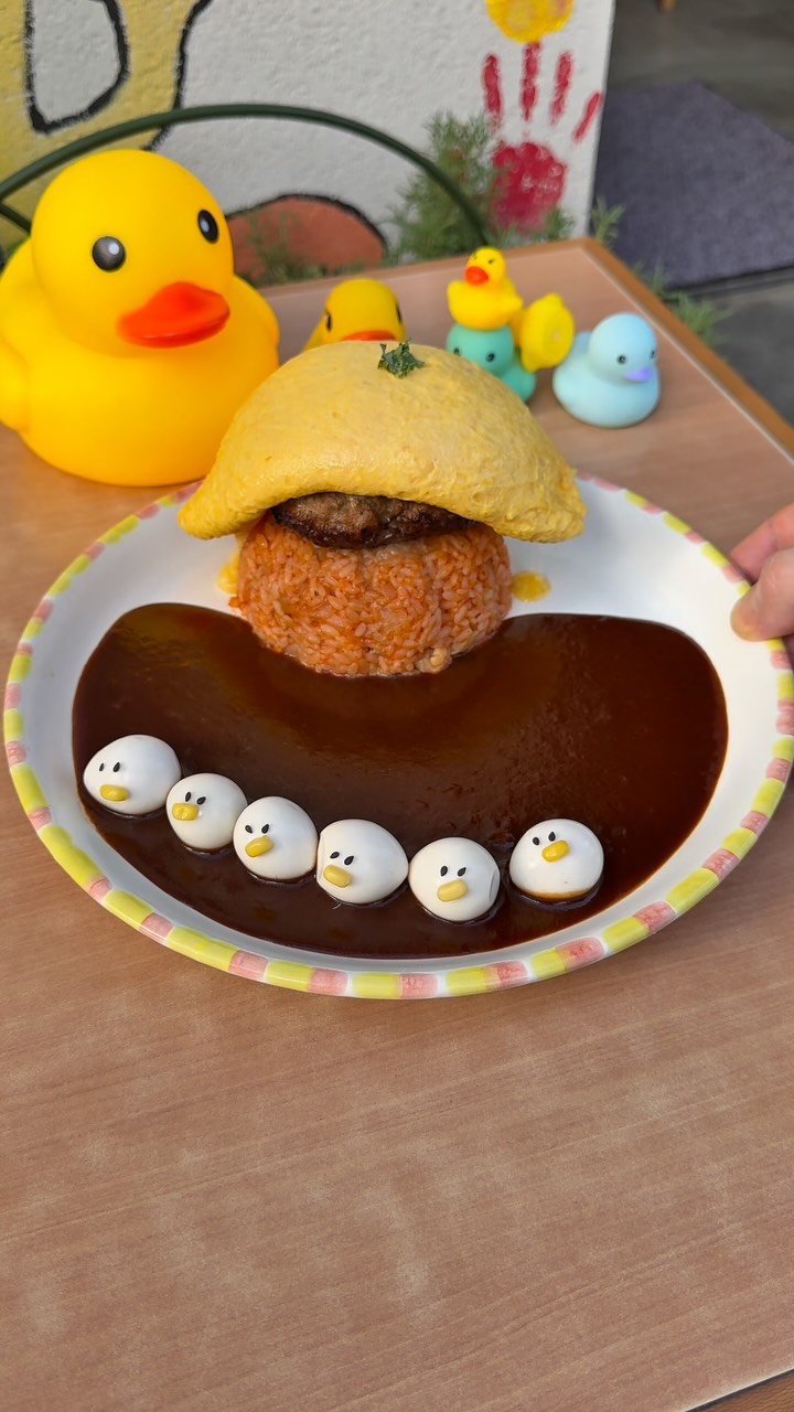 japanese.foods_ 게시물 이미지: 日本一かわいいオムライス！

ふわとろ卵がとろけ出す、至福の一皿。
名古屋にある人気店「アラン...