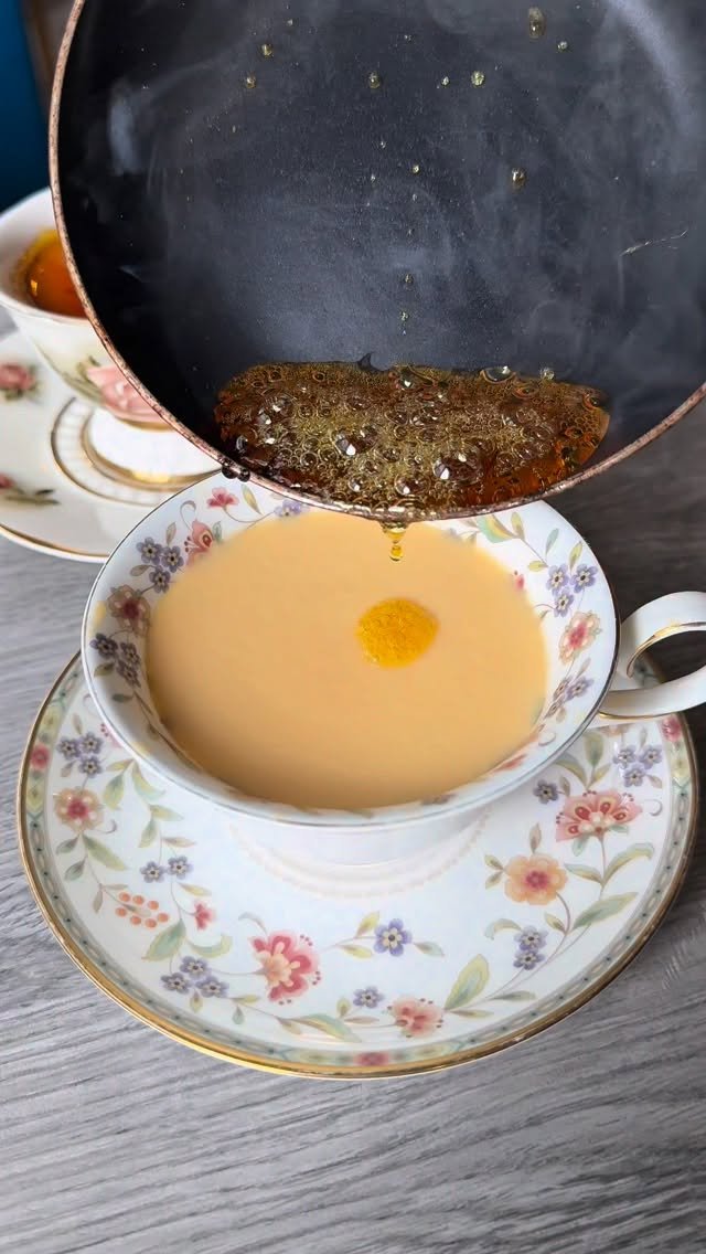 japanese.foods_ 게시물 이미지: 目の前で仕上げるぐつぐつカラメルプリンが最高！

その場で作る熱々のカラメルをプリンの上に注い...