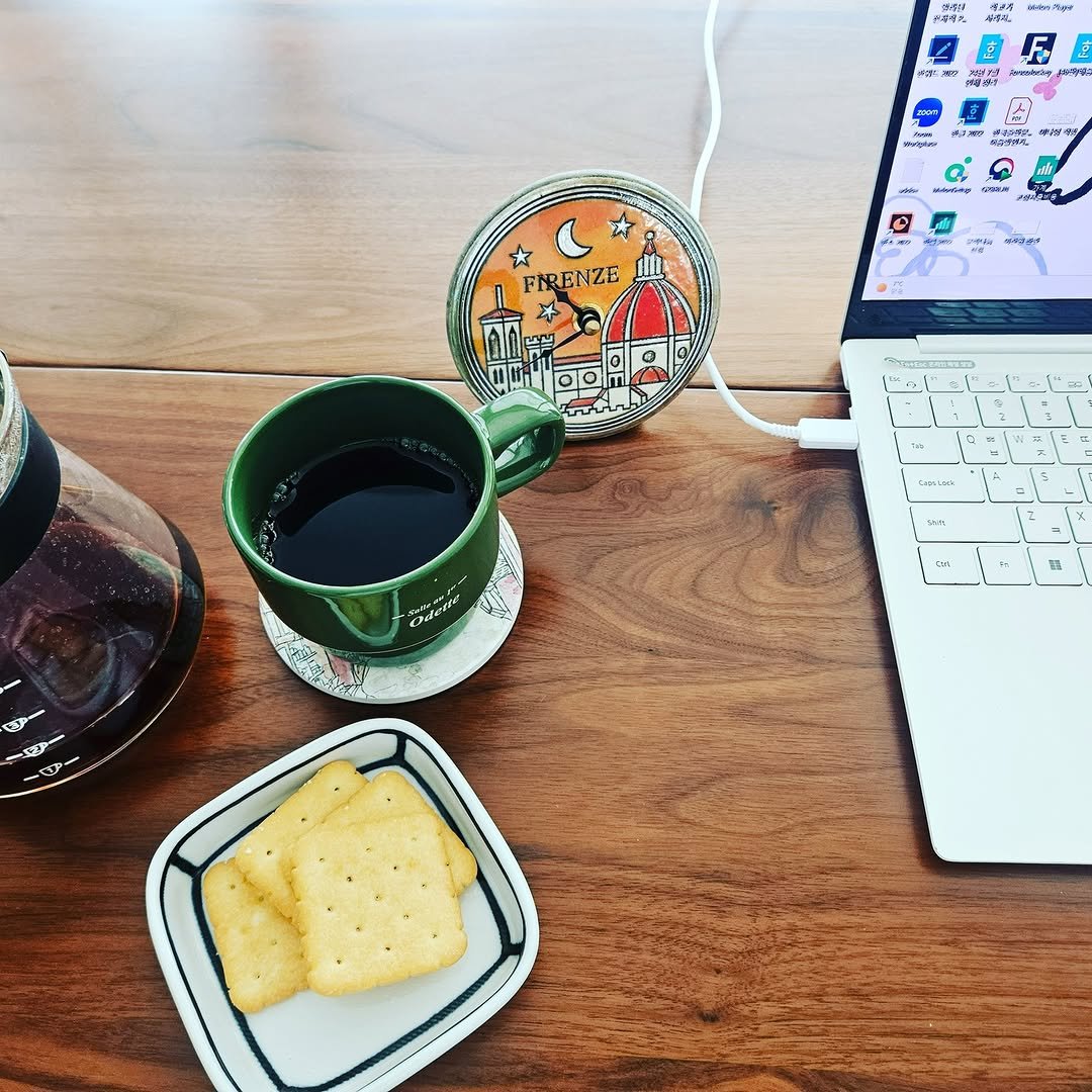 Photo shared by 자상한시간 on October 27, 2025 tagging @gahu77. May be an image of coffee cup, laptop, tablet, saucer, tea, cornflower, office and text.