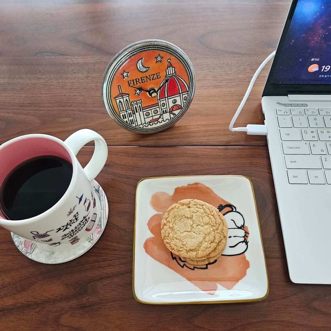 Photo by 자상한시간 in Yangju with @gahu77. May be an image of oatmeal cookies, english muffin, coffee cup, coconut macaroon, teacup, saucer, tablet, laptop, tea and text.