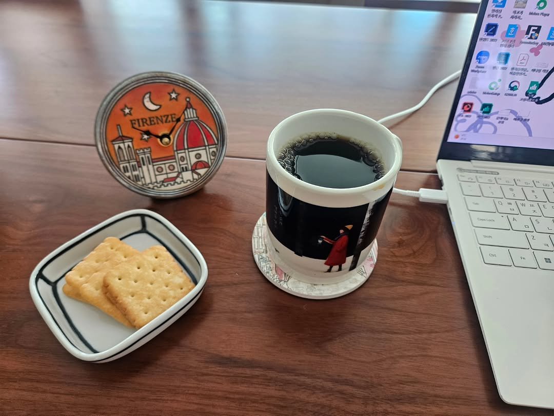Photo by 자상한시간 in Yangju with @gahu77. May be an image of crackers, coffee cup, oatmeal cookies, wafer, cup, tea and text.