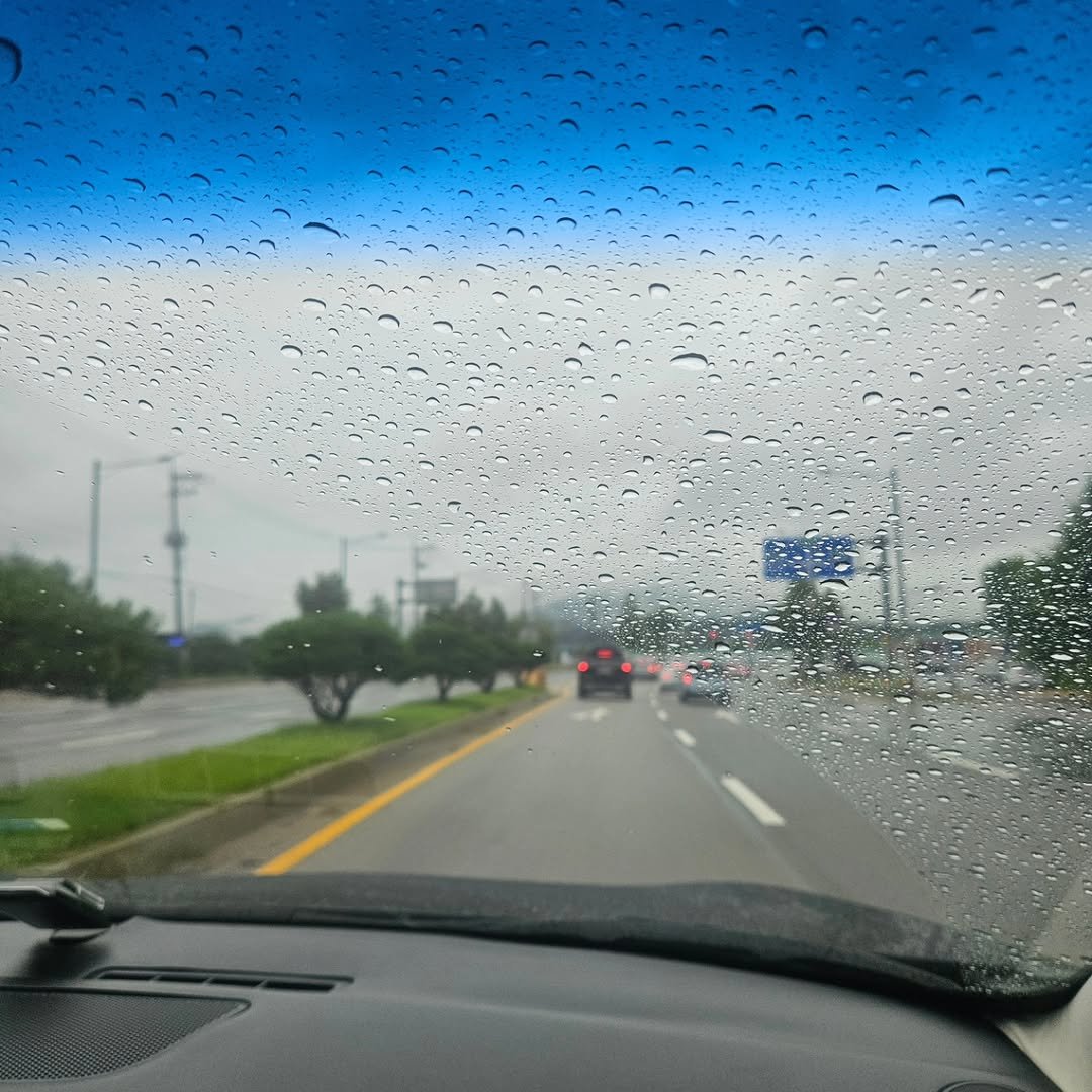 Photo by 자상한시간 in Yangju with @gahu77. May be an image of rearview mirror, minivan, windshield, umbrella, road and text.