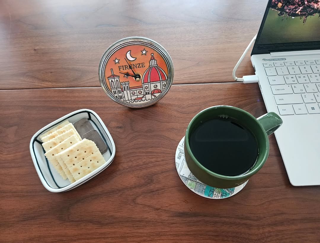 Photo by 자상한시간 in Yangju with @gahu77. May be an image of crackers, coffee cup, wafer, cup, tea, saucer and text.