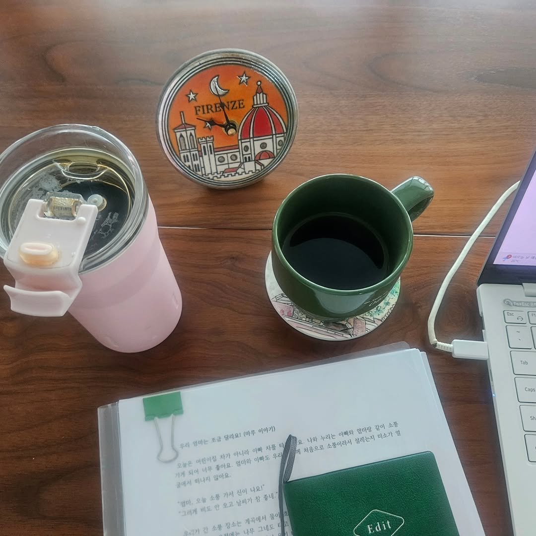 Photo by 자상한시간 in Yangju with @gahu77. May be an image of ‎coffee cup, diary, mouse pad, cup, pen, tea, stapler and ‎text that says '‎FIRENZE 1II ዘዜረ oohd ইসসামা Tab Caps 토금 舒生 담려요! 마무 이야기) 우리 엄마는 지울 마니라 오늘은 지게 어너우 어린이집 마요 엄미목 이백도 리나지 감에서 專號 누리는 리라 엄미찜 ه 노물 서음으로. 스름아리닉 살레는자 마소가 소풍 2고 남비가 네 가서 내신을 나요!" "엄마, 그리게 소량 장소는 첫곡에시 곰이 그녀도 Edit‎'‎‎.