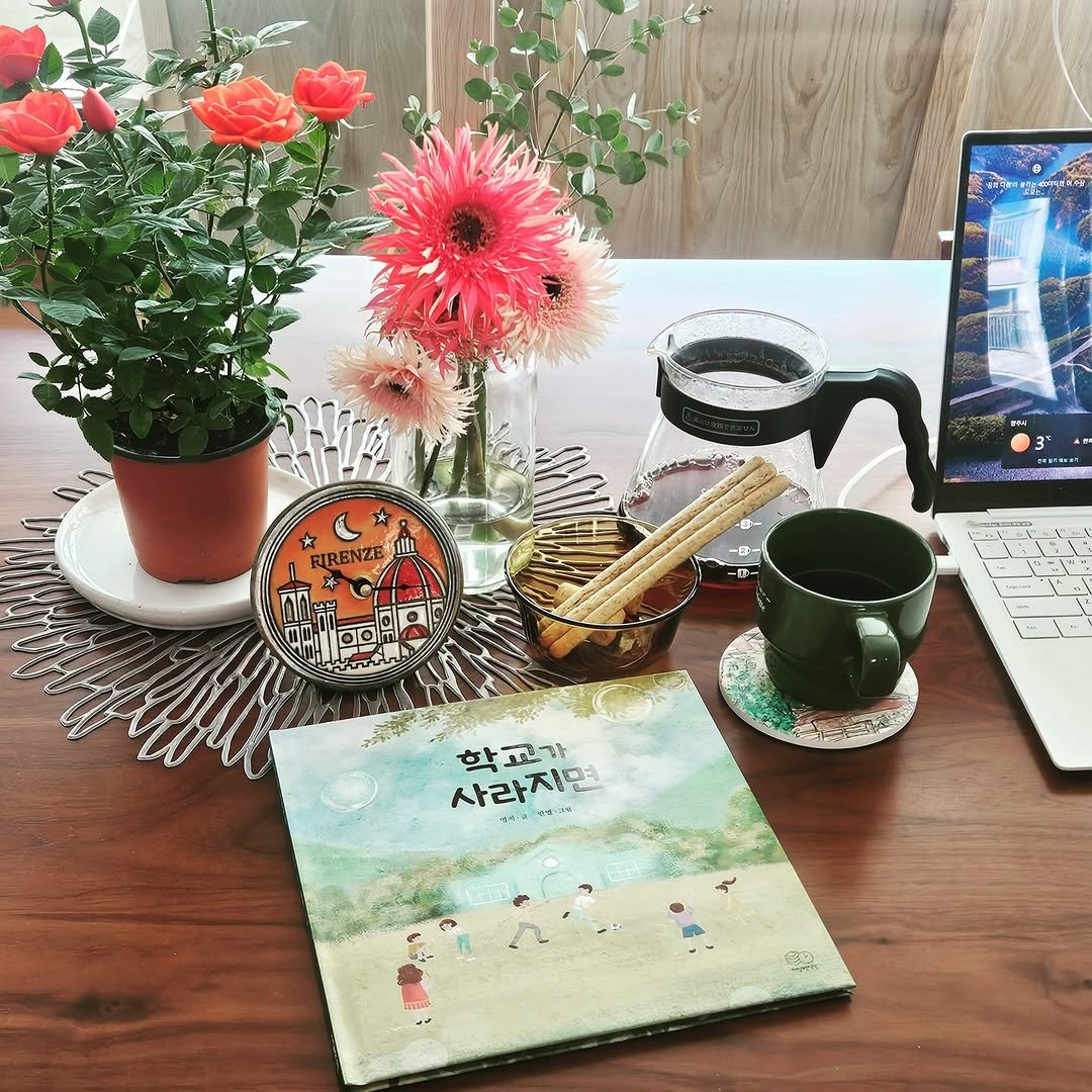 Photo shared by 자상한시간 on November 02, 2025 tagging @gahu77. May be an image of coffee cup, book, desk, flower arrangement, bureau, tea, globe amaranth, prairie gentian, baby's-breath, carnation, office and text.
