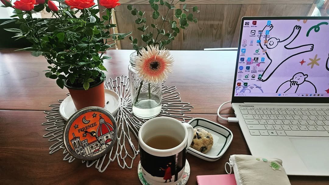 Photo by 자상한시간 in 경기도 양주 with @gahu77. May be an image of coffee cup, laptop, tablet, desk, bureau, tea, globe amaranth and text.