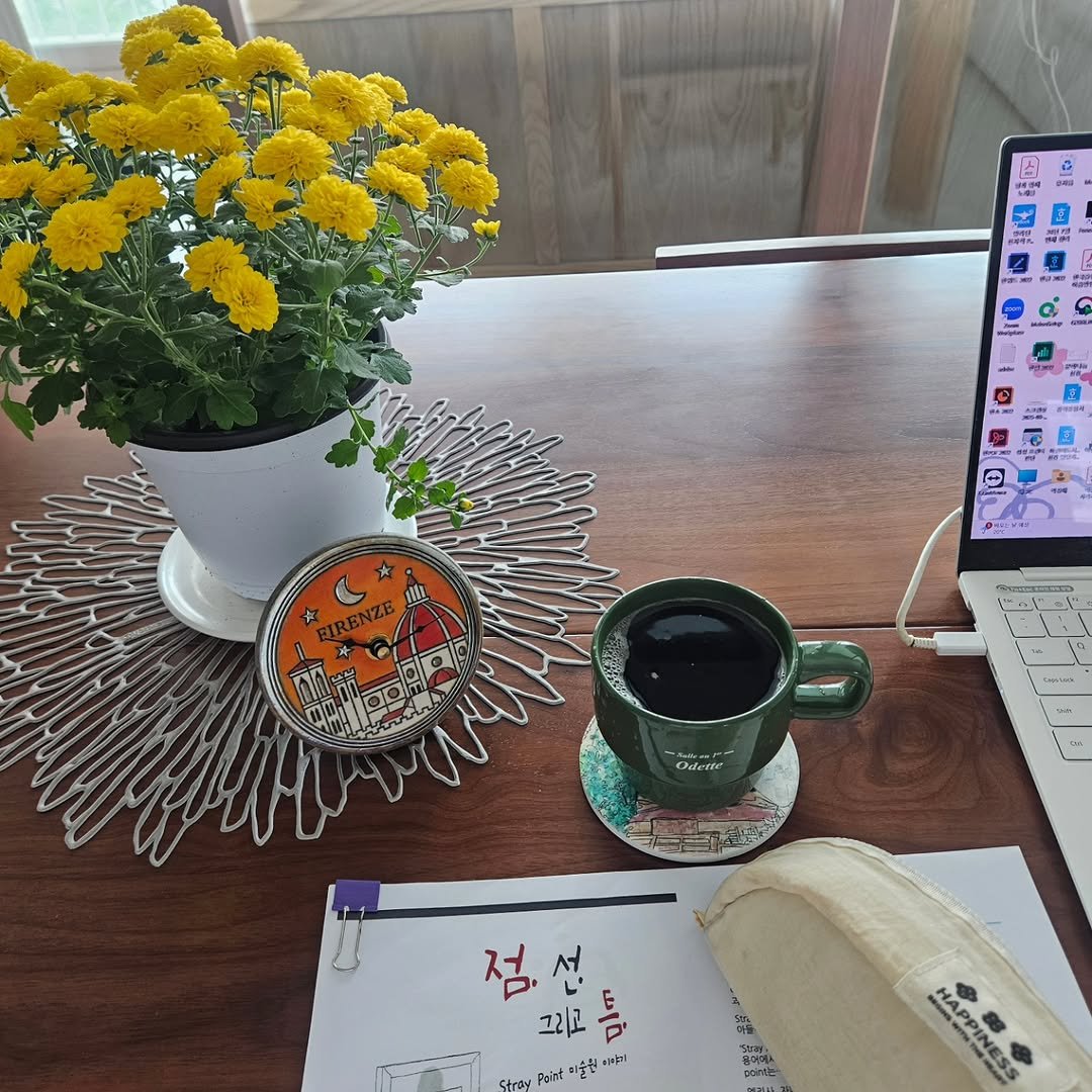 Photo shared by 자상한시간 on September 25, 2025 tagging @gahu77. May be an image of coffee cup, desk, pen, globe amaranth and text.