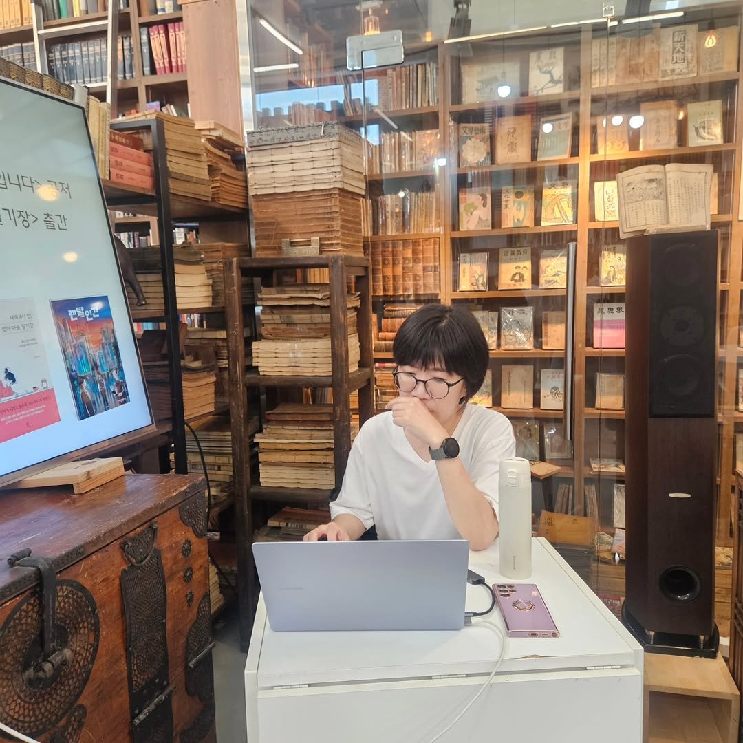 jasanghansigan 게시물 이미지: 🤗

오늘은 신은영 작가님 북토크가 북씨책방 백석점에서 있었어요.

북씨책방은 신간...