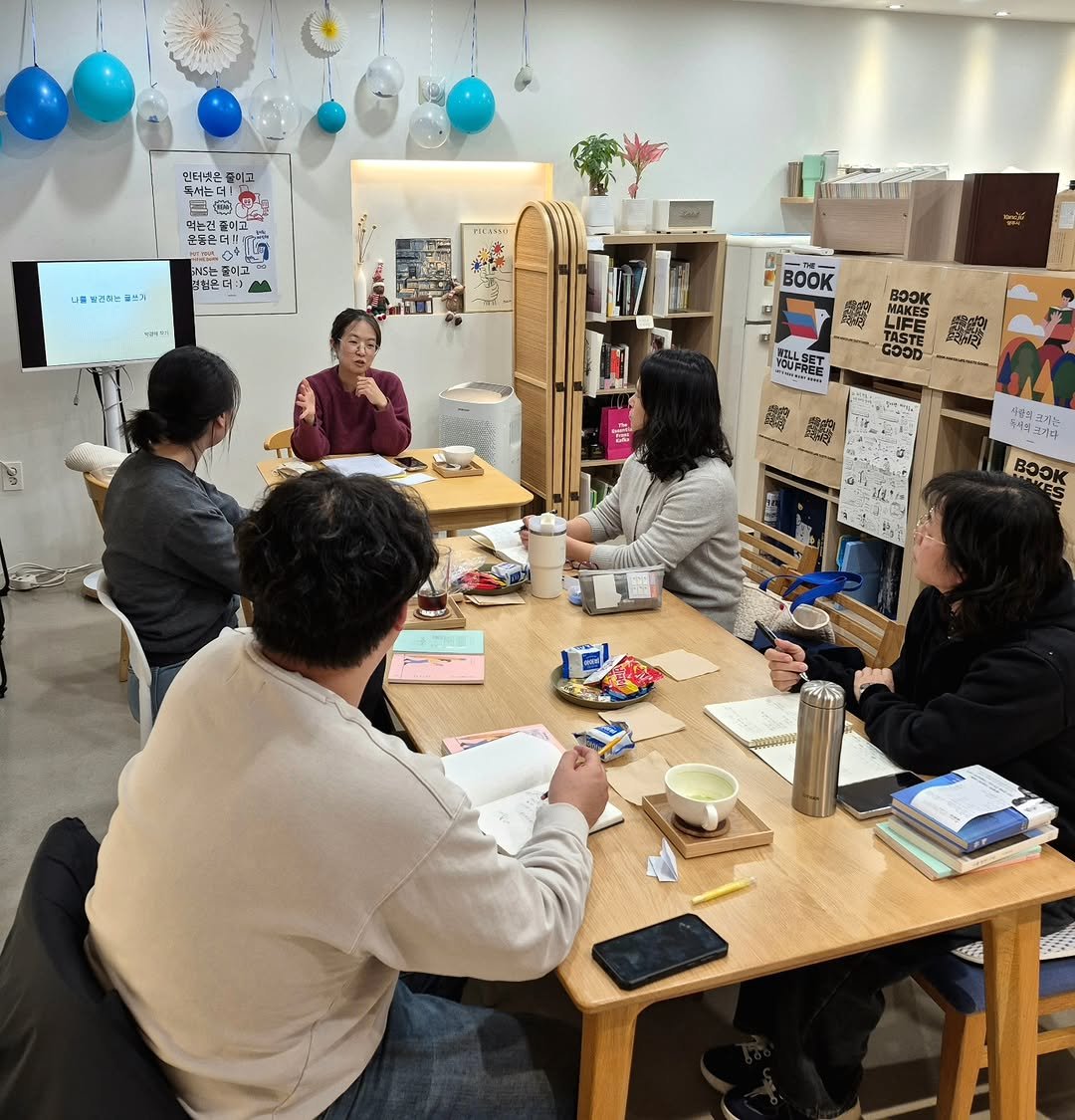 Photo shared by 자상한시간 on January 19, 2026 tagging @bookshop_sopung, and @gahu77. May be an image of one or more people, people studying, book, table, placemat, bureau, cornflower, office and text.