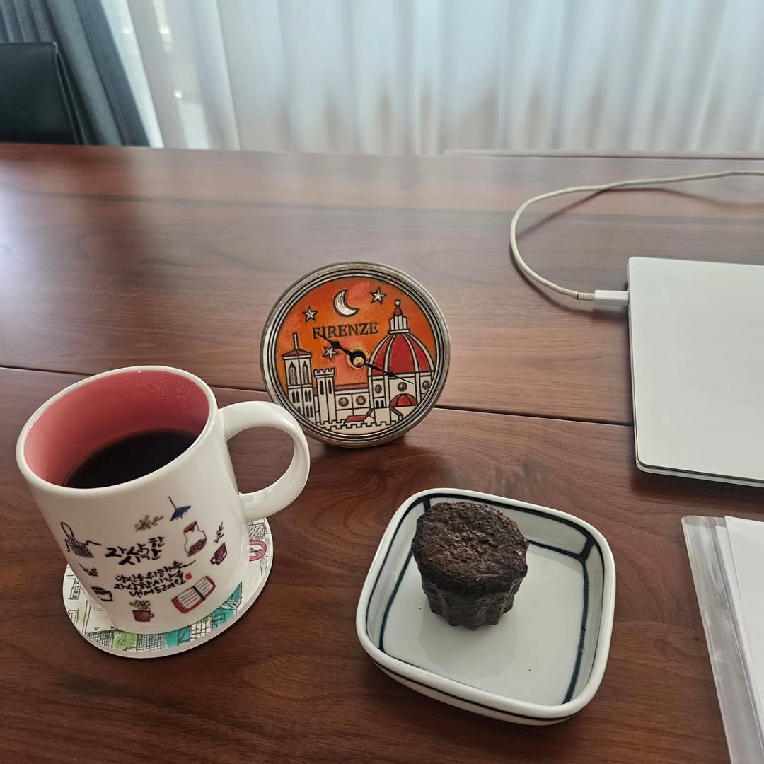 Photo by 자상한시간 in Yangju with @gahu77. May be an image of coffee cup, brownie, saucer, muffin, mouse pad, tea and text.