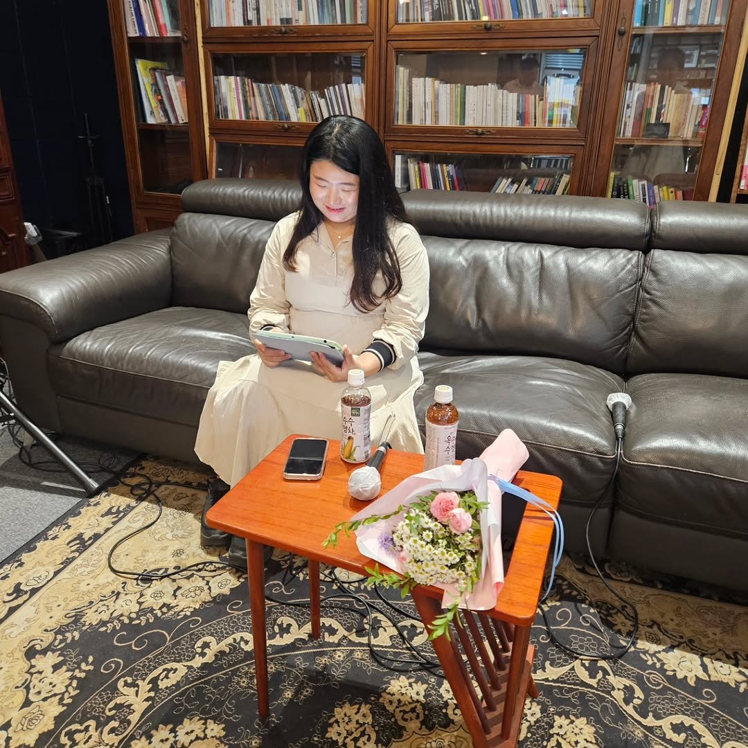 Photo shared by 자상한시간 on September 05, 2025 tagging @n____yomi, @gahu77, and @young_bookinist. May be an image of 1 person, studying, book, newspaper, baby's-breath, prairie gentian, white lily and text.