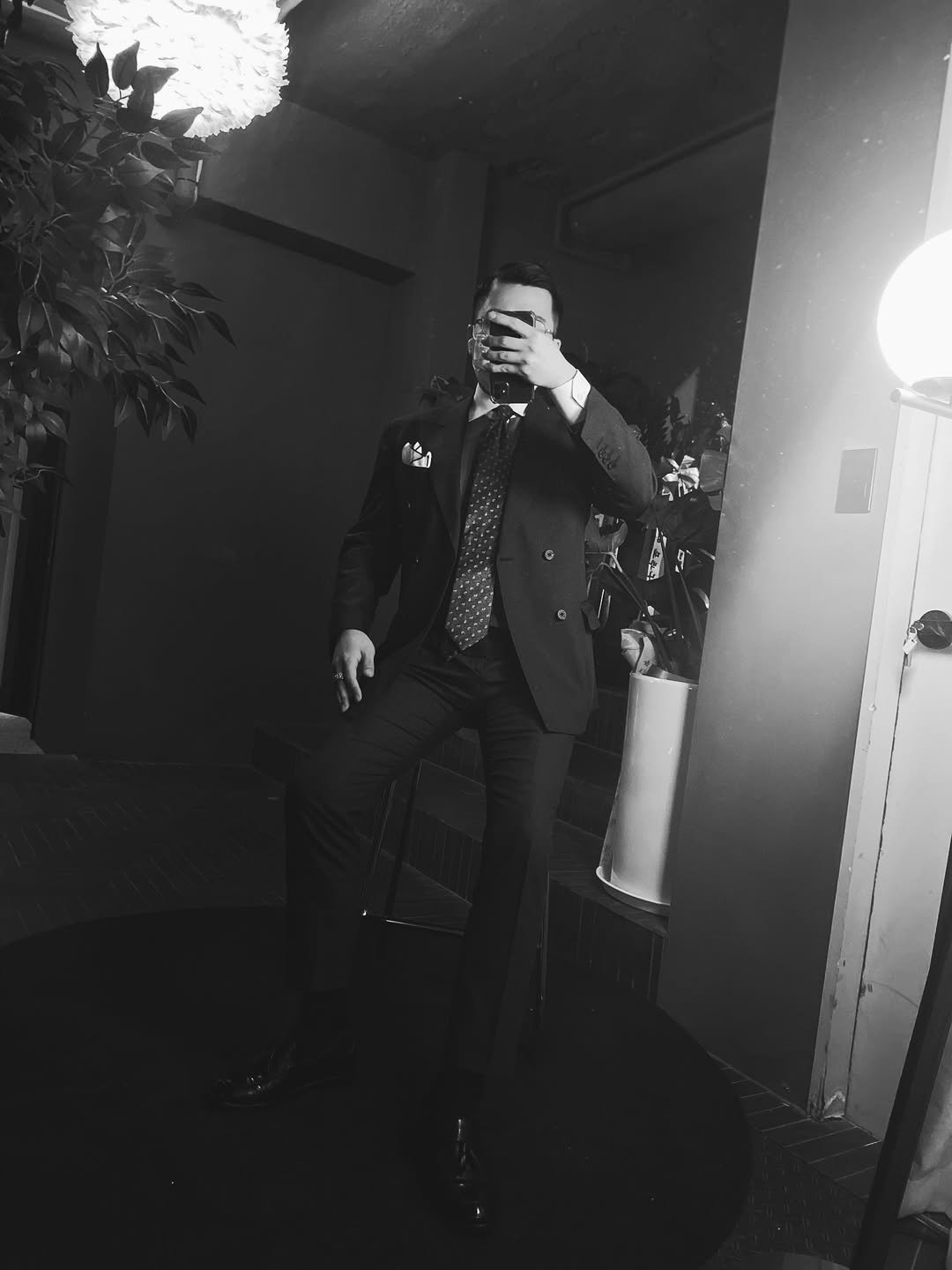 Photo by 제이슨 | 자기계발 마인드셋 동기부여 on April 24, 2026. May be a black-and-white image of wingtip shoes, overcoat, mirror, suit, dinner jacket and text.
