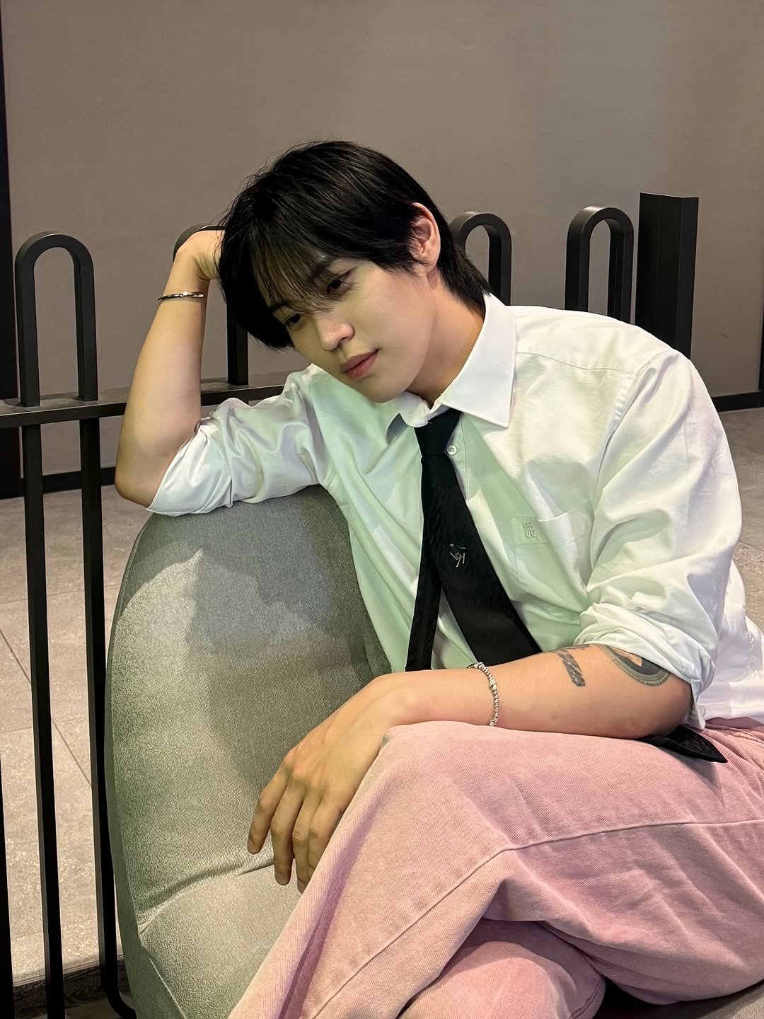 Photo by 정준영사진첩 on September 01, 2025. May be an image of one or more people, hair and bolo tie.