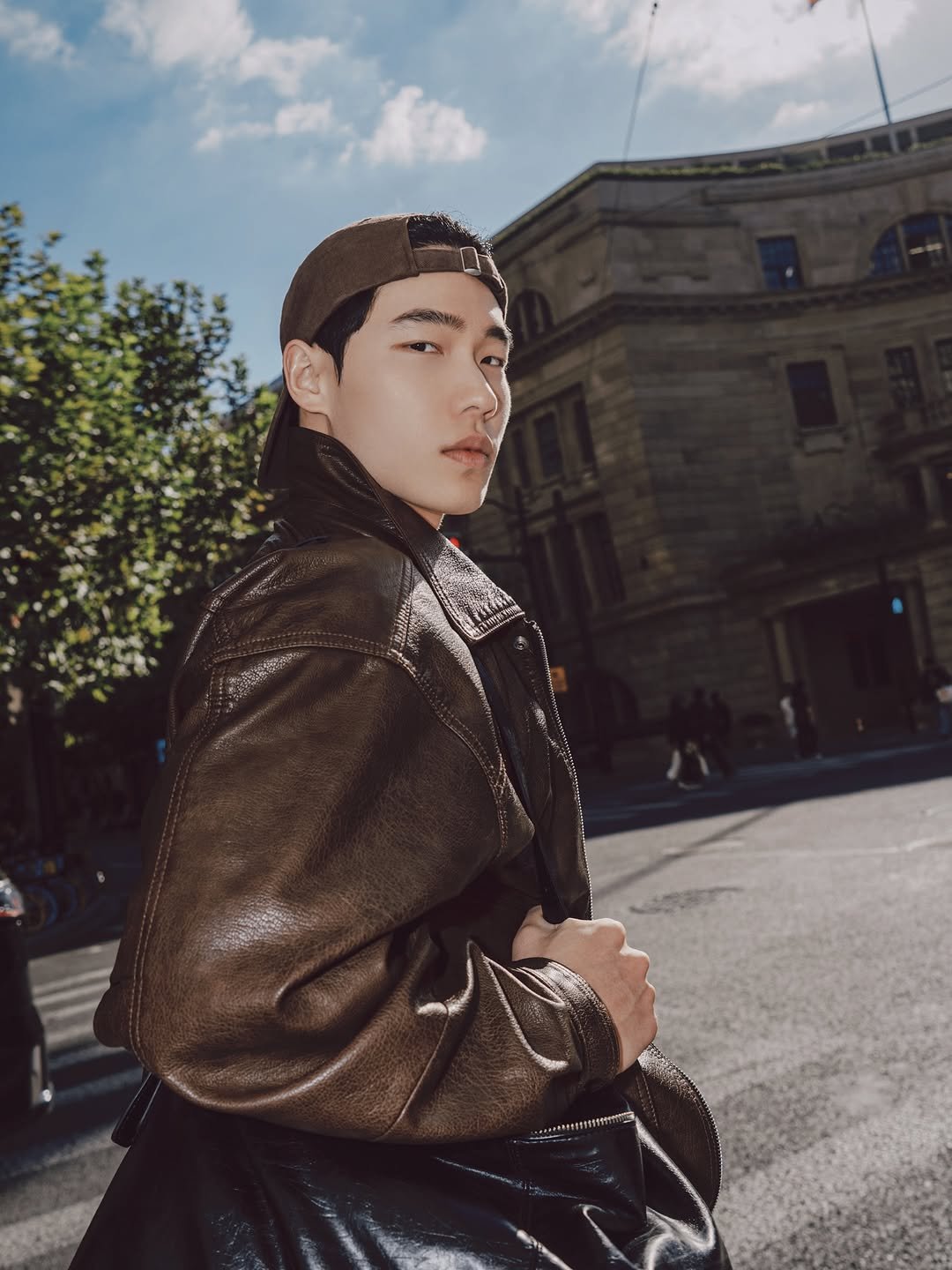 Photo by zhenhao_cai on November 04, 2025. May be an image of duffle coat, overcoat, jacket, turtleneck, kilt and text.