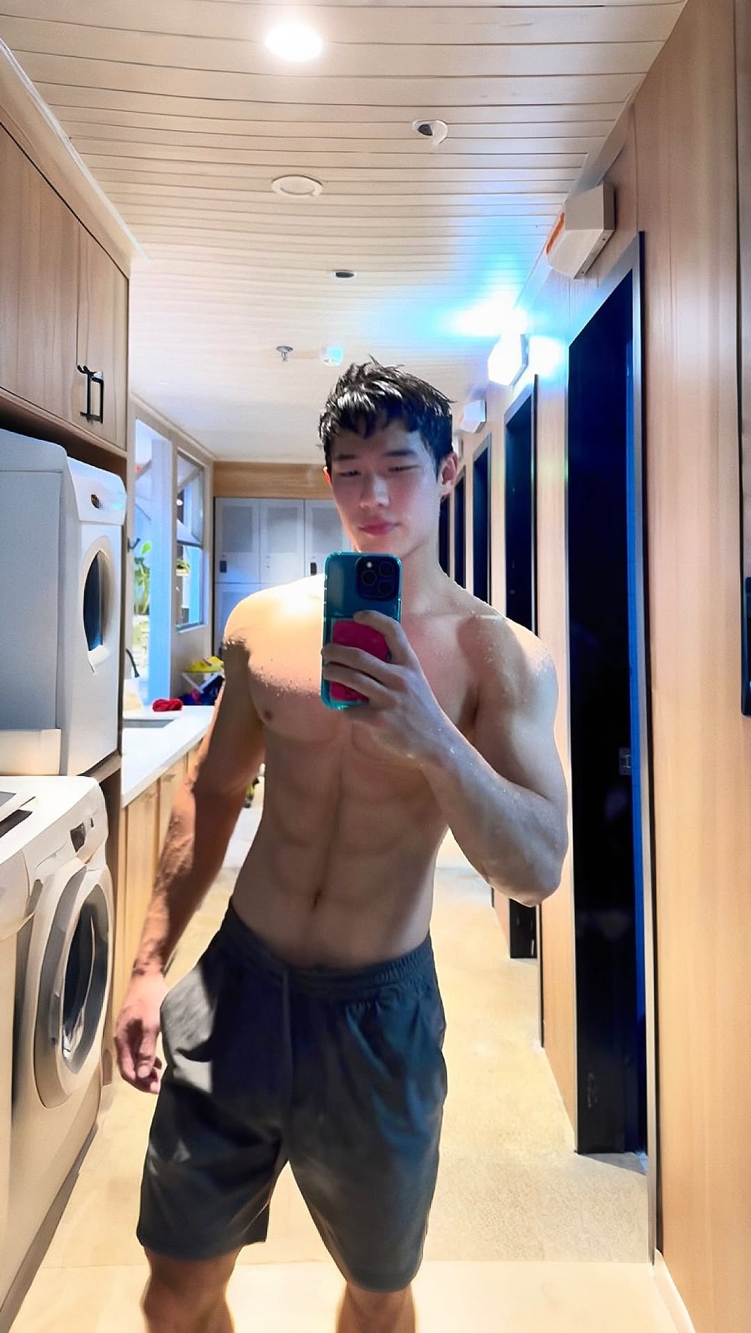 jay_caizhenghao 게시물 이미지: Let’s gooo 🏄‍♂️🏄‍♀️🏄🌊🌊🌊#model #surfer #asian...