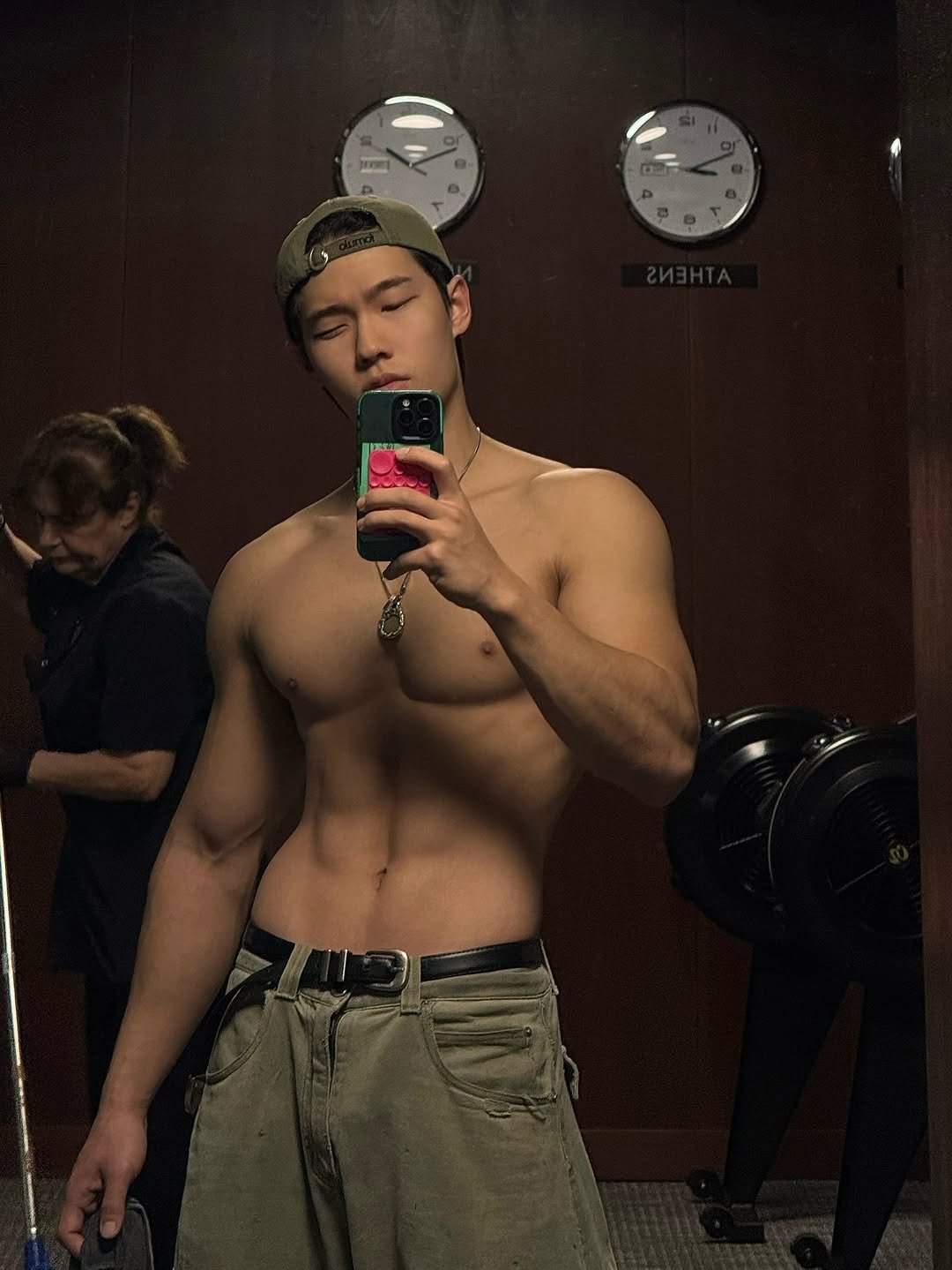 Photo by zhenhao_cai on December 12, 2025. May be a selfie of one or more people, biceps, people bodybuilding, sweatpants and text.