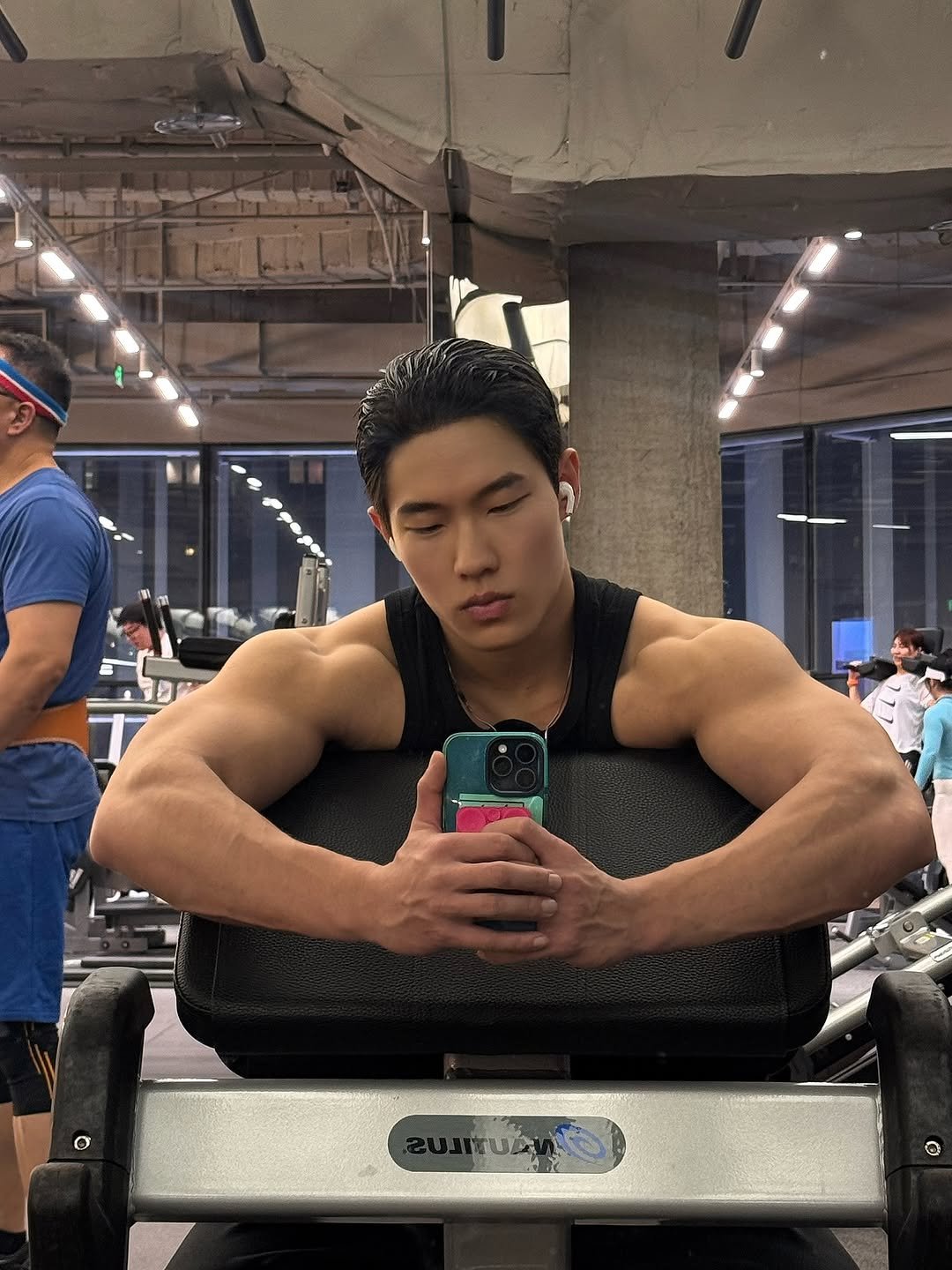 Photo by zhenhao_cai on November 13, 2025. May be a selfie of one or more people, biceps, people bodybuilding, dumbbell and text.
