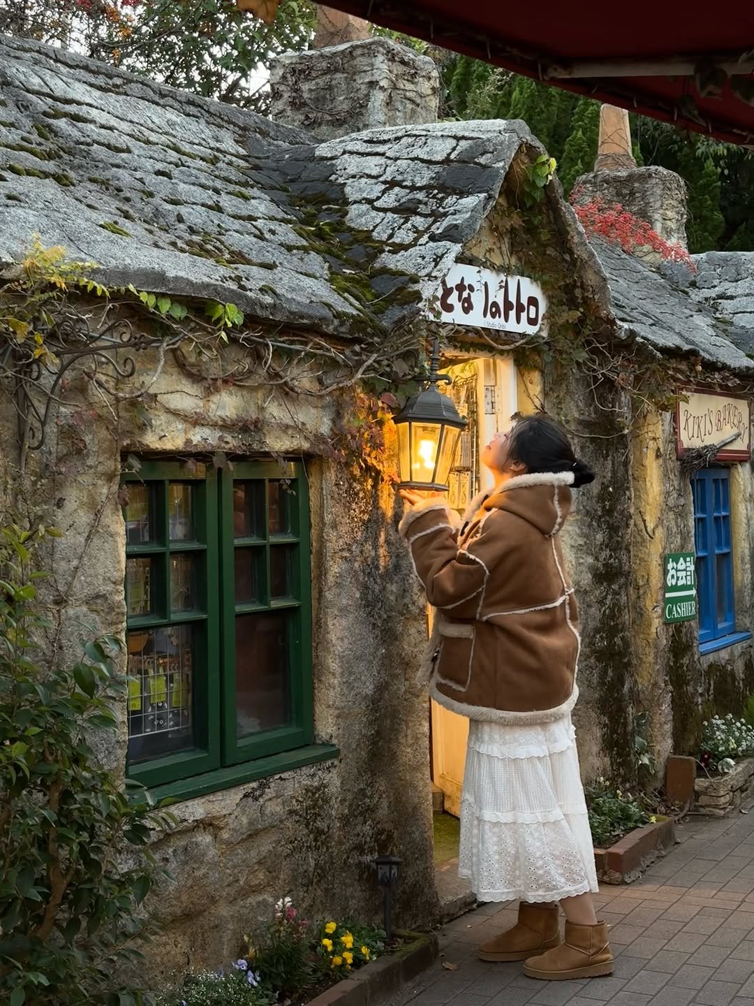 Photo by 여행자 Jay | 제2의 세상 on February 04, 2026. May be an image of duffle coat, umbrella, the Cotswolds, lamppost and text.