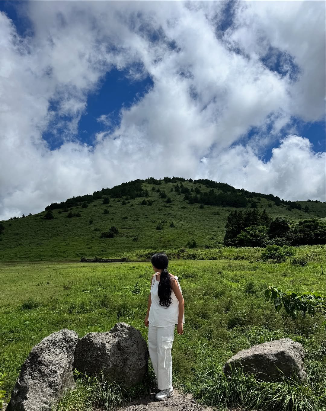 Photo by 여행자 Jay | 제2의 세상 on September 22, 2025. May be an image of 1 person, grass, mountain and text.