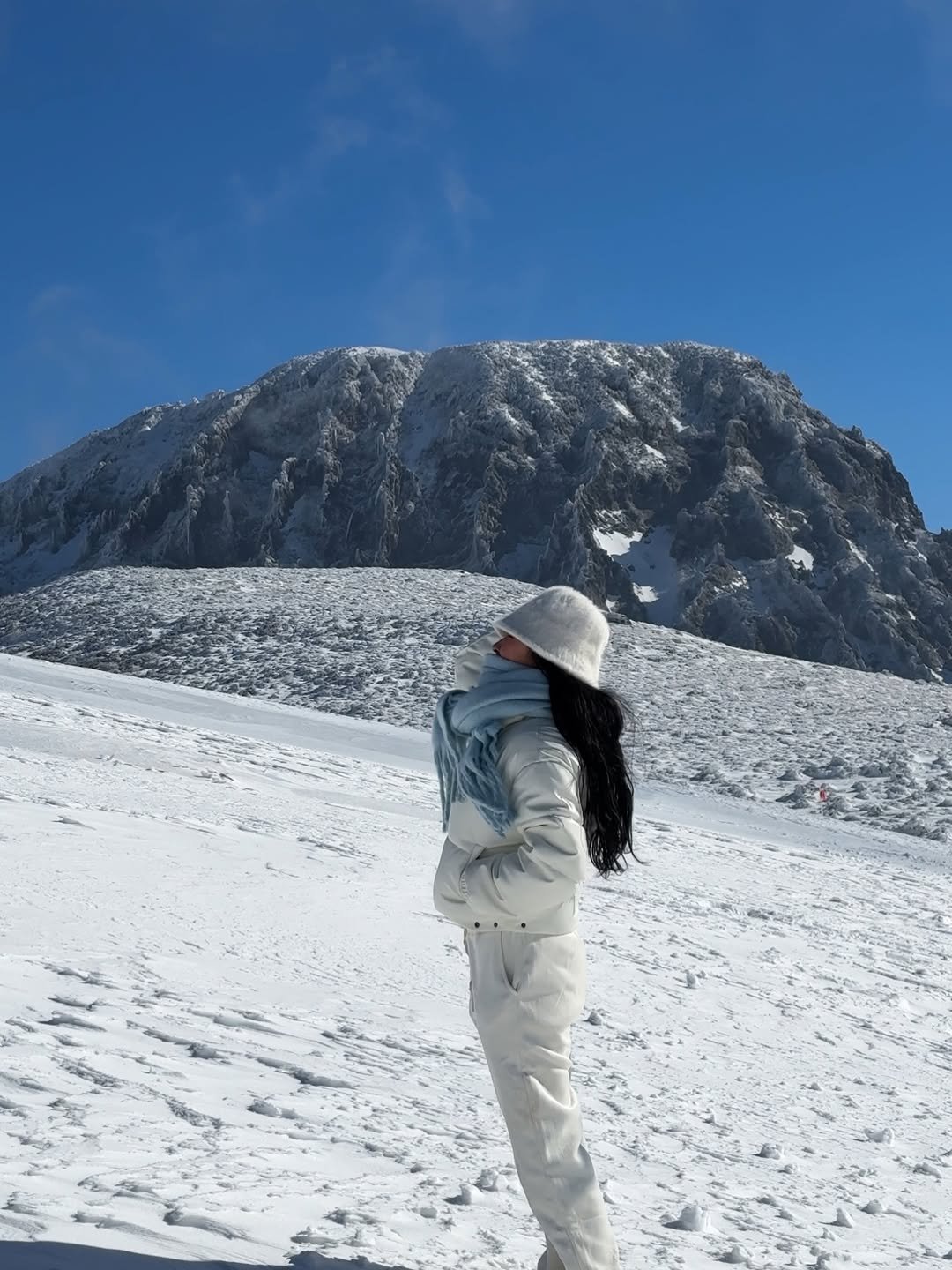 Photo by 여행자 Jay | 제2의 세상 on January 09, 2026. May be an image of outerwear, arctic, ski slope, mountain, snow and text.