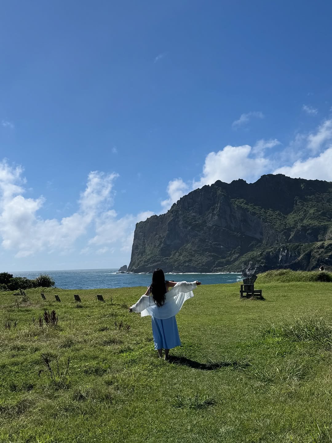 Photo by 여행자 Jay | 제2의 세상 on September 16, 2025. May be an image of 1 person, grass, ocean, coast and text.