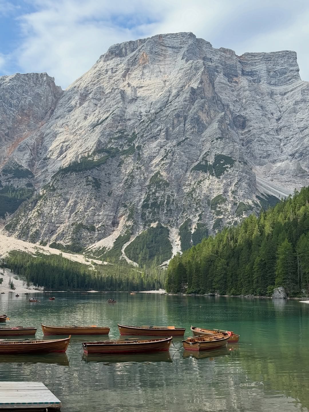 Photo by 여행자 Jay | 제2의 세상 on March 29, 2026. May be an image of raft, the Tre Cime di Lavaredo, lake and text.