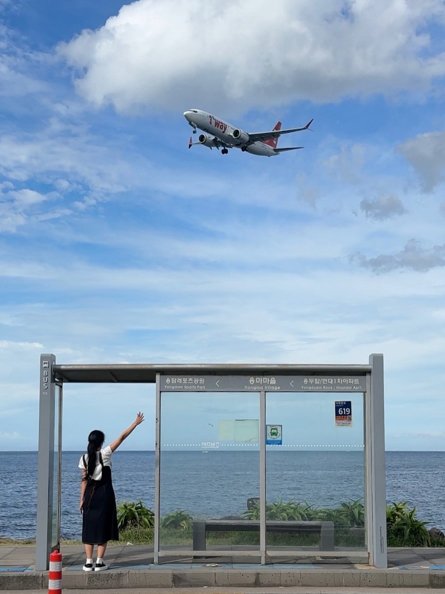 Photo by 여행자 Jay | 제2의 세상 on October 29, 2025. May be an image of airplane, cloud and text.