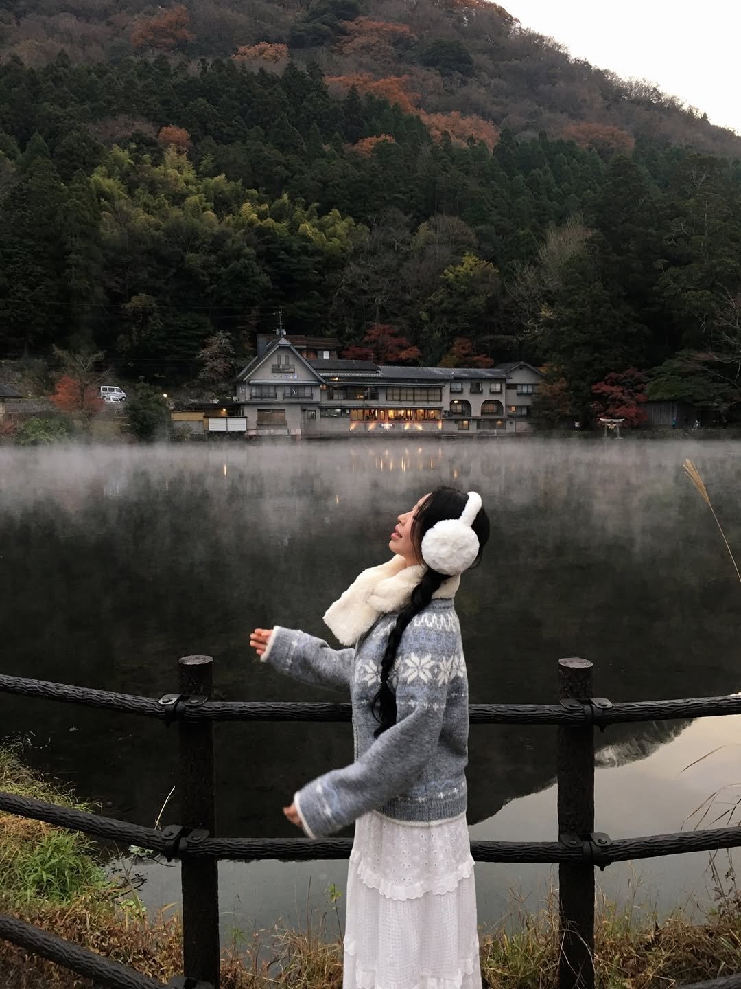 Photo by 여행자 Jay | 제2의 세상 on February 06, 2026. May be an image of goosedown coat, parka, lake, boathouse and text.