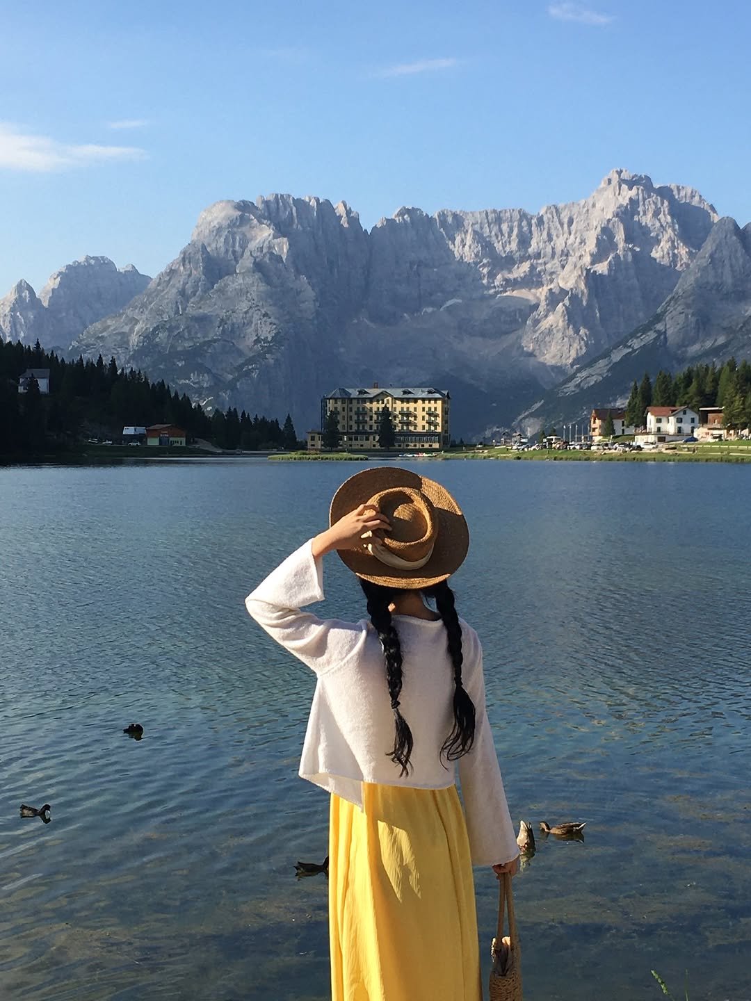 Photo by 여행자 Jay | 제2의 세상 on March 14, 2026. May be an image of lake, the Tre Cime di Lavaredo and text.