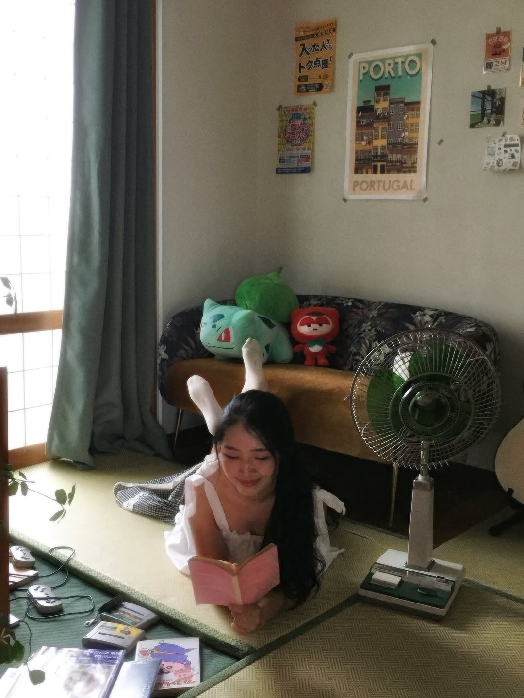 Photo by 여행자 Jay | 제2의 세상 on October 23, 2025. May be an image of studying, beanbag chair, newspaper, book and text that says 'PORTO PORTUGAL'.